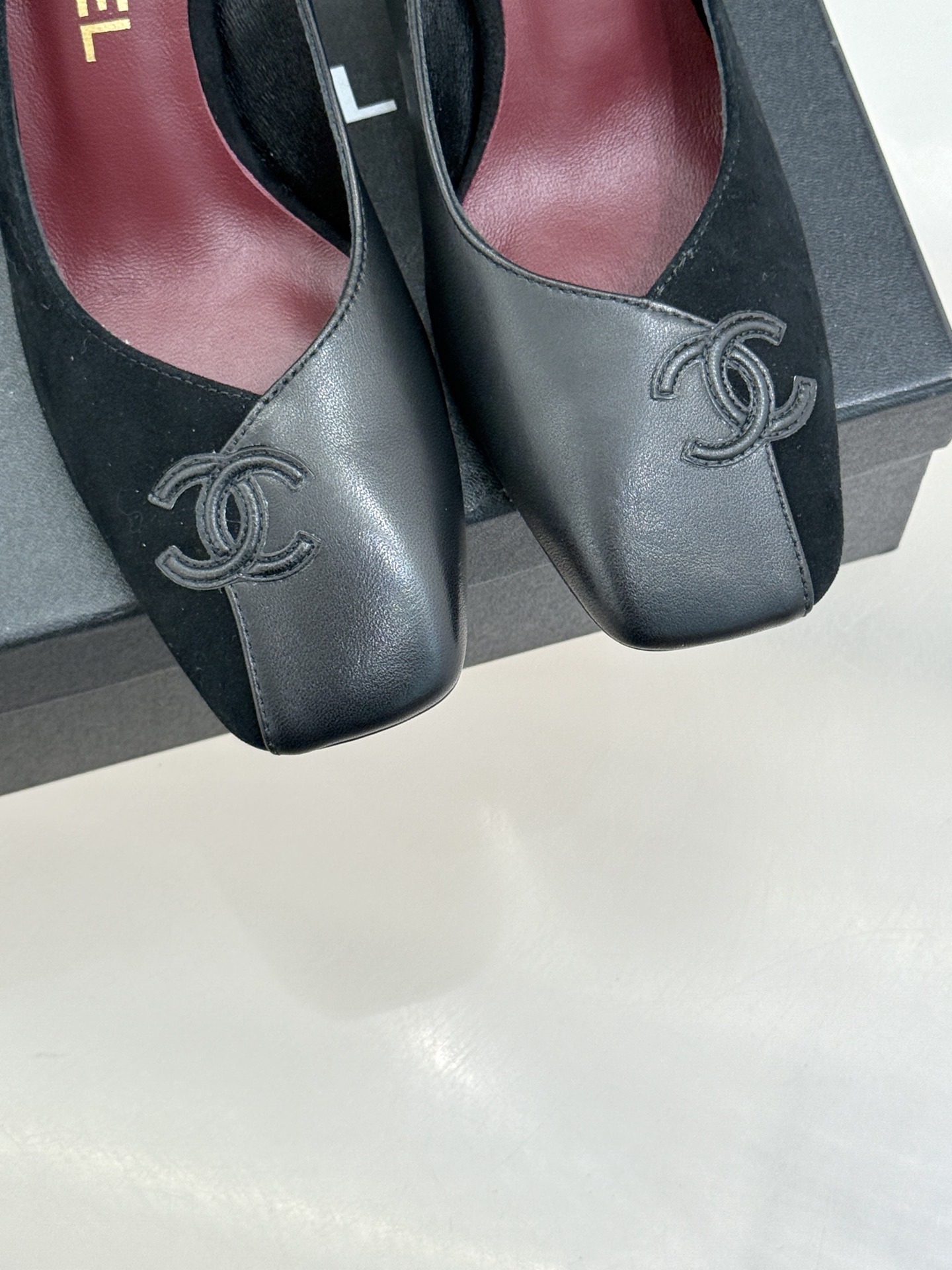 CHANE*｜小香26S双C拼接系列方头拖鞋凉鞋单鞋以拼接美学与复古方头重塑后空凉鞋的优雅范式。利落方头