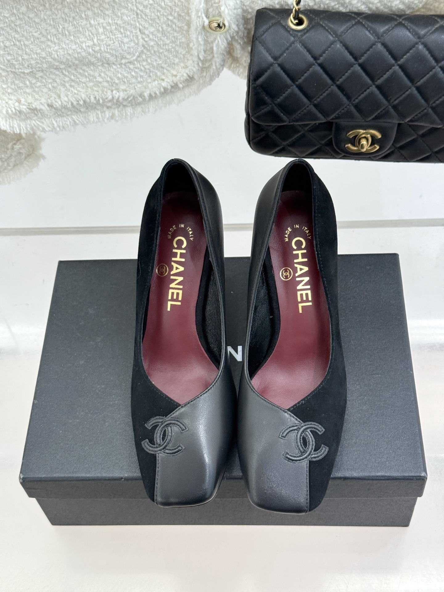 CHANE*｜小香26S双C拼接系列方头拖鞋凉鞋单鞋以拼接美学与复古方头重塑后空凉鞋的优雅范式。利落方头