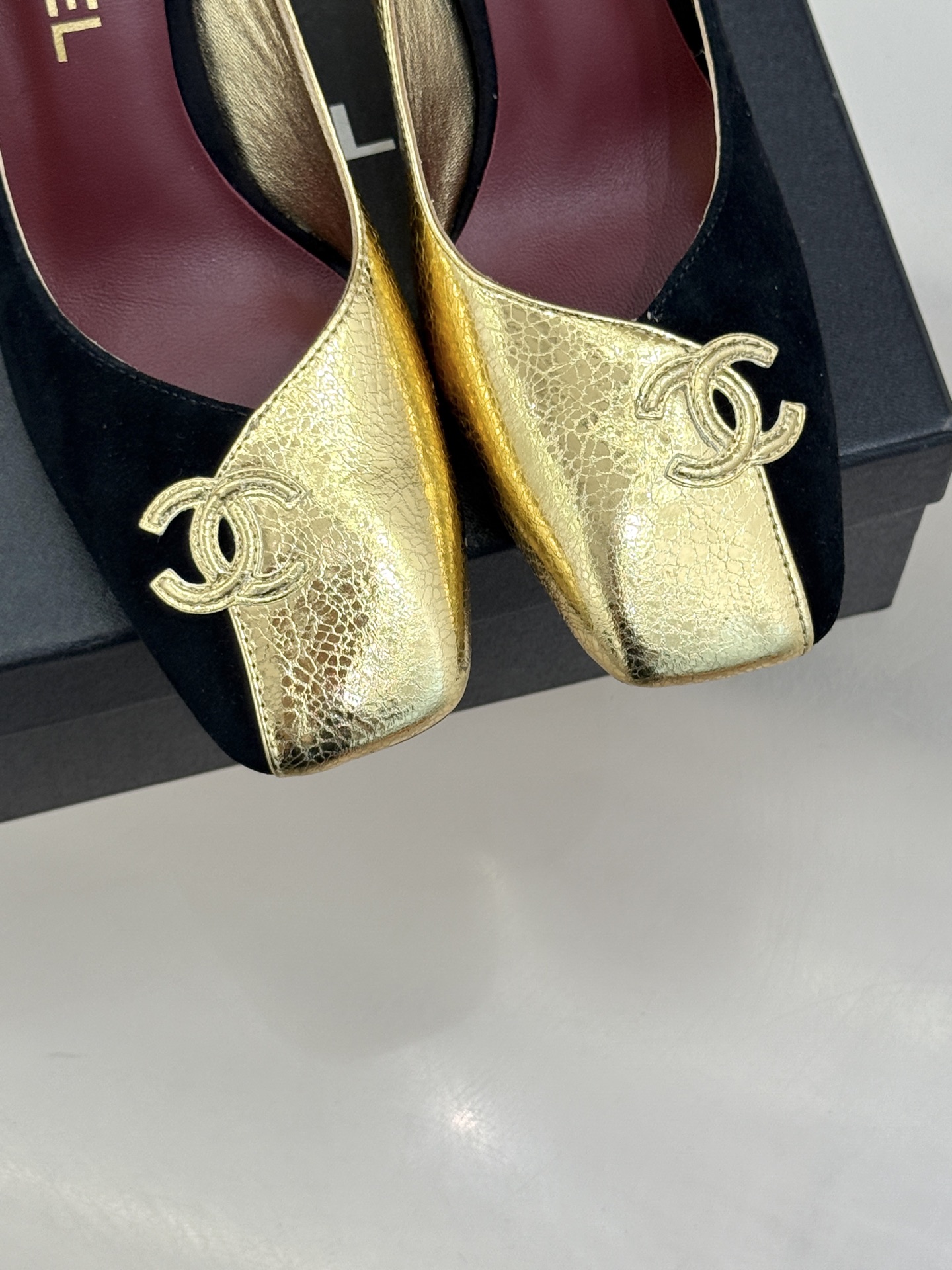 CHANE*｜小香26S双C拼接系列方头拖鞋凉鞋单鞋以拼接美学与复古方头重塑后空凉鞋的优雅范式。利落方头