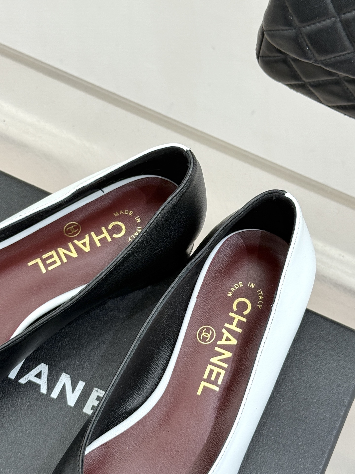 CHANE*｜小香26S双C拼接系列方头拖鞋凉鞋单鞋以拼接美学与复古方头重塑后空凉鞋的优雅范式。利落方头