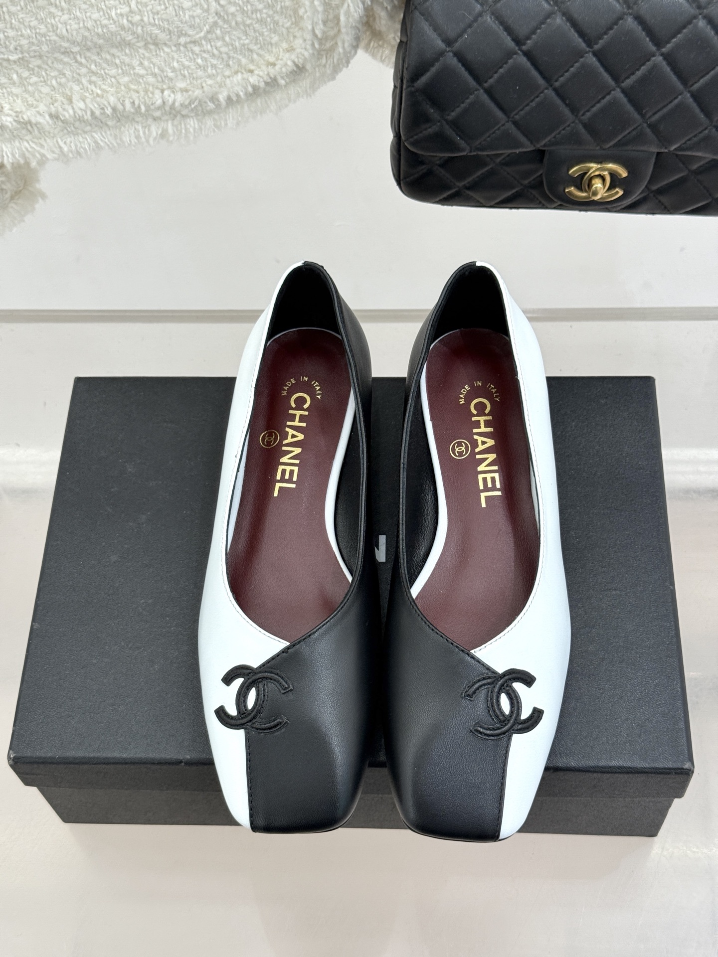 CHANE*｜小香26S双C拼接系列方头拖鞋凉鞋单鞋以拼接美学与复古方头重塑后空凉鞋的优雅范式。利落方头