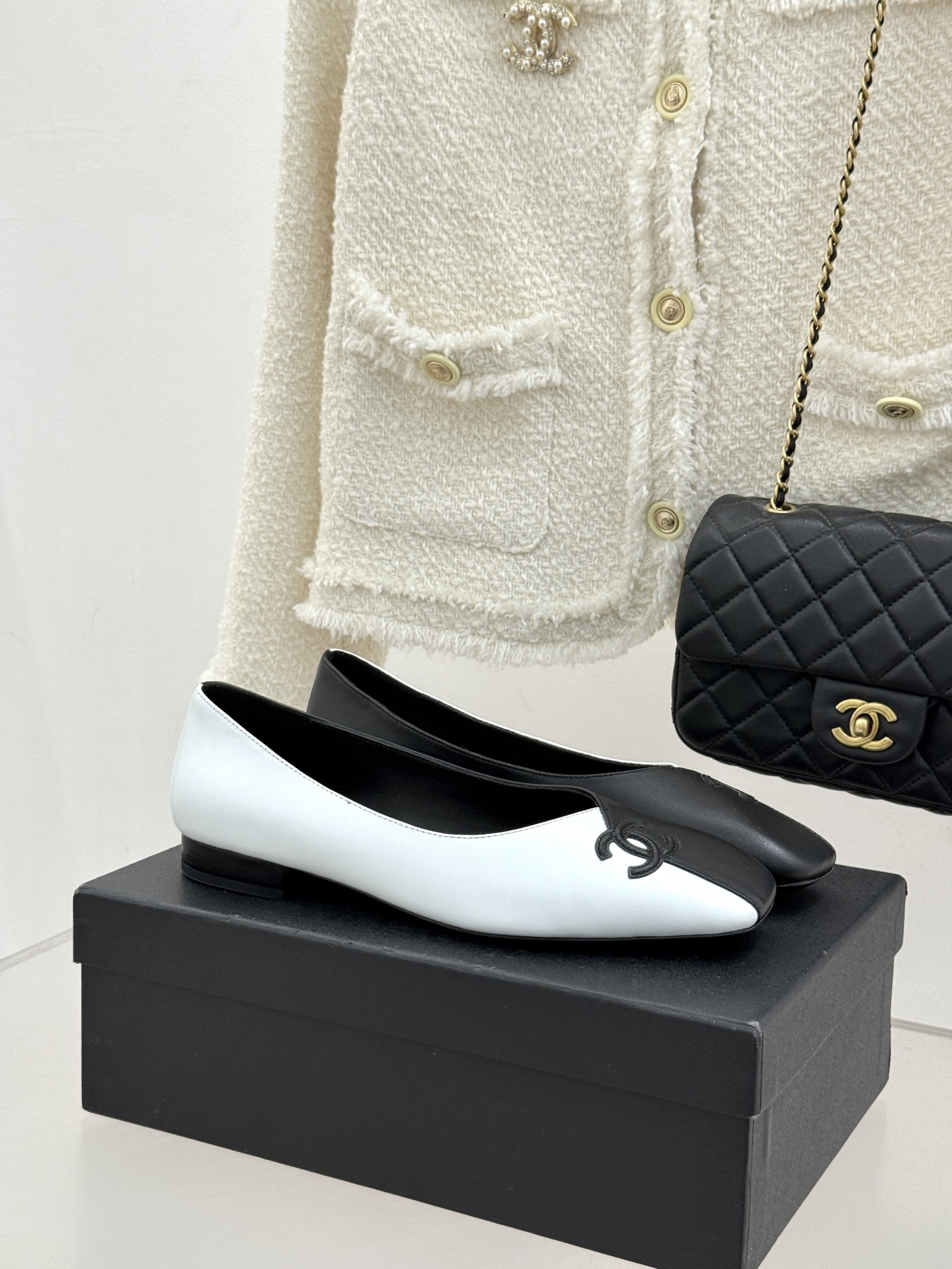 CHANE*｜小香26S双C拼接系列方头拖鞋凉鞋单鞋以拼接美学与复古方头重塑后空凉鞋的优雅范式。利落方头