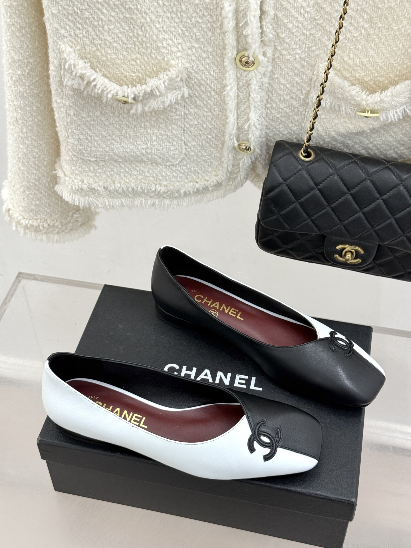 CHANE*｜小香26S双C拼接系列方头拖鞋凉鞋单鞋以拼接美学与复古方头重塑后空凉鞋的优雅范式。利落方头