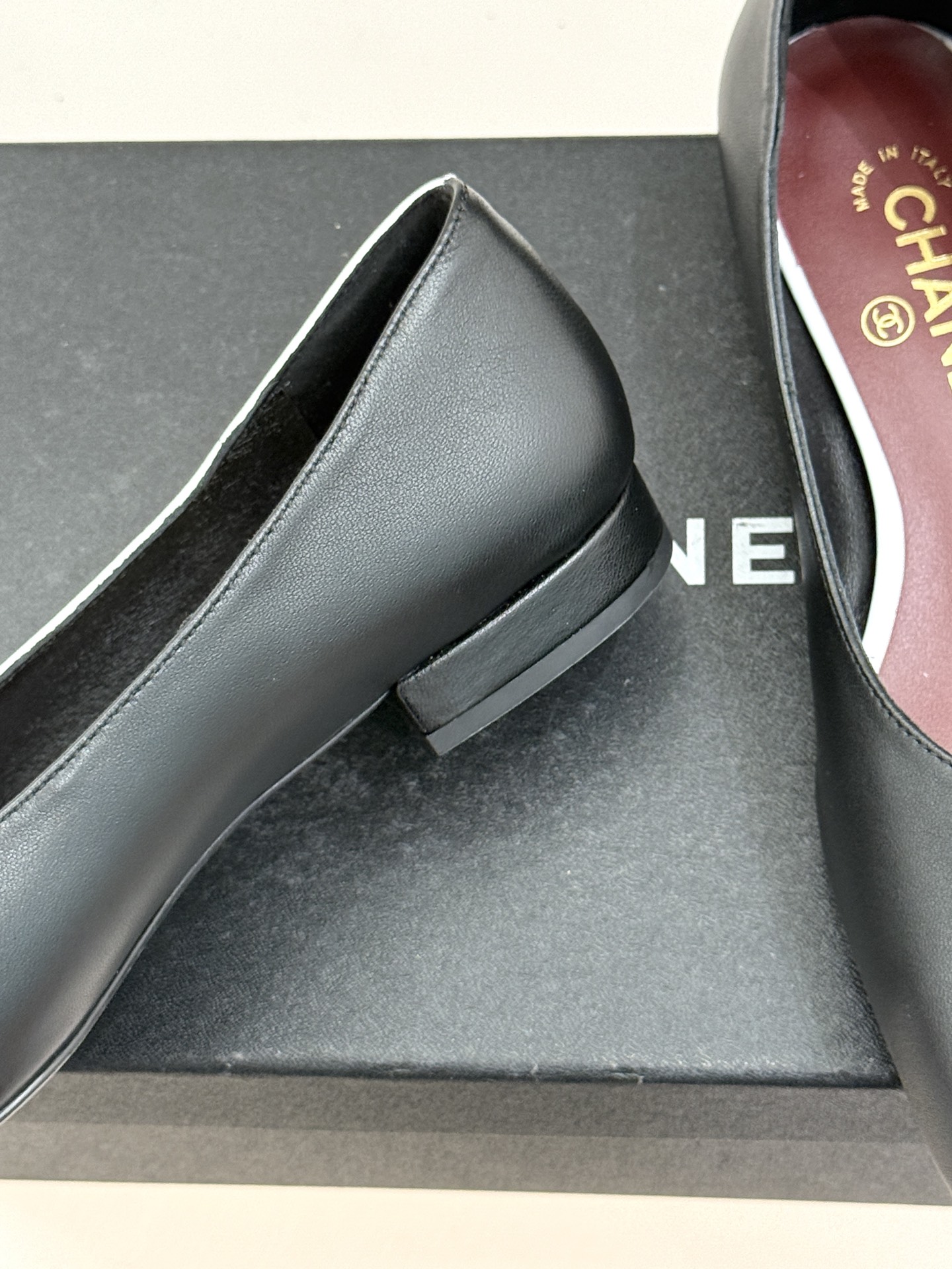 CHANE*｜小香26S双C拼接系列方头拖鞋凉鞋单鞋以拼接美学与复古方头重塑后空凉鞋的优雅范式。利落方头