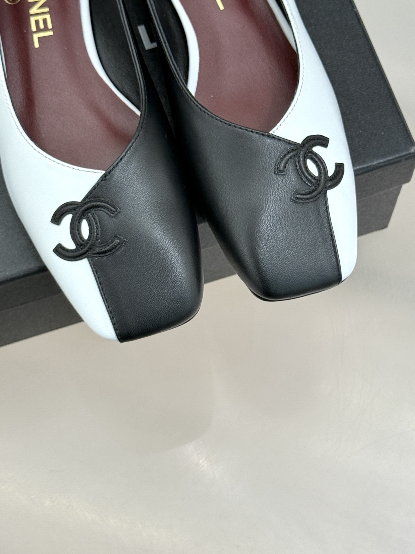 CHANE*｜小香26S双C拼接系列方头拖鞋凉鞋单鞋以拼接美学与复古方头重塑后空凉鞋的优雅范式。利落方头