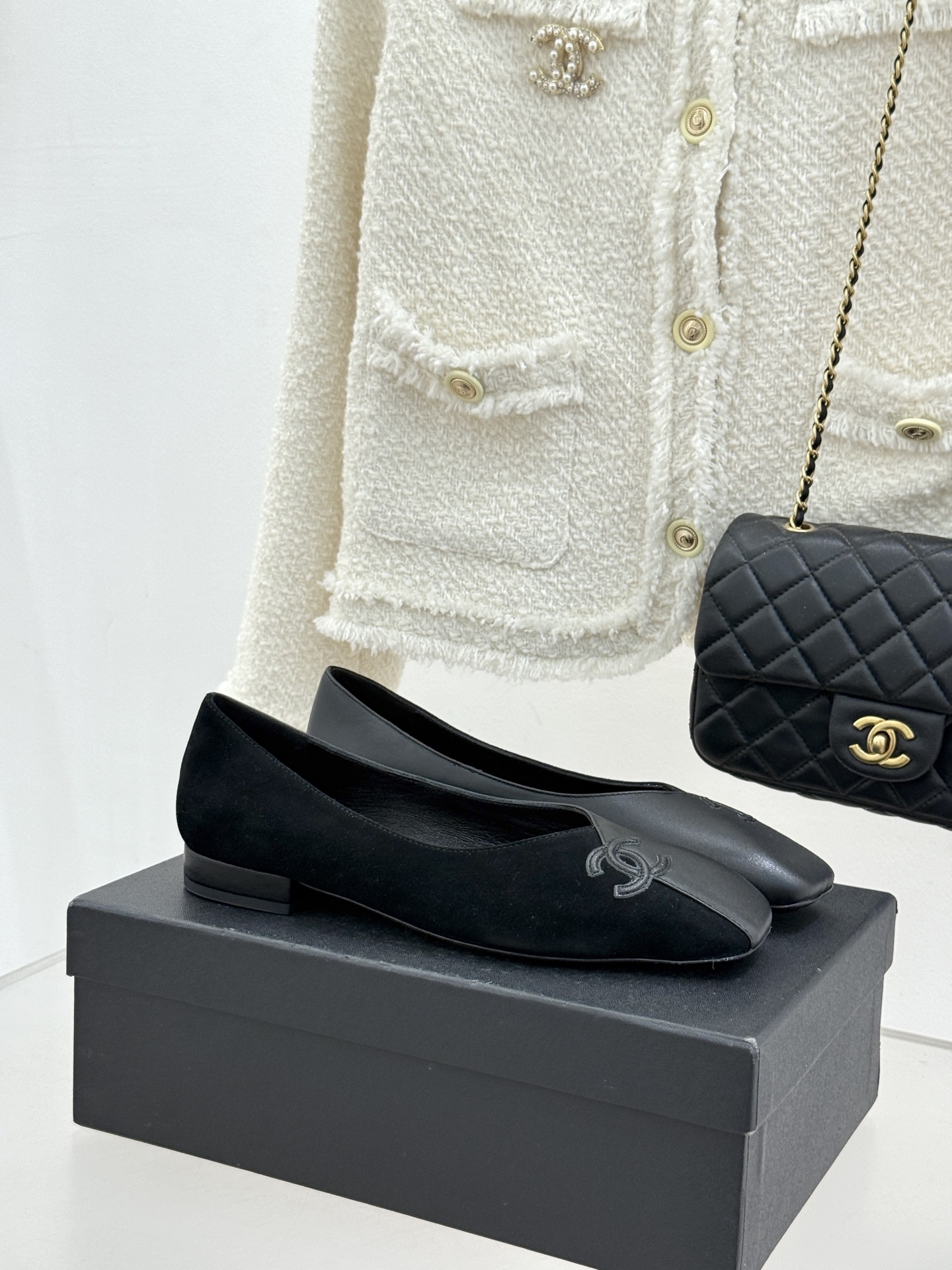 CHANE*｜小香26S双C拼接系列方头拖鞋凉鞋单鞋以拼接美学与复古方头重塑后空凉鞋的优雅范式。利落方头