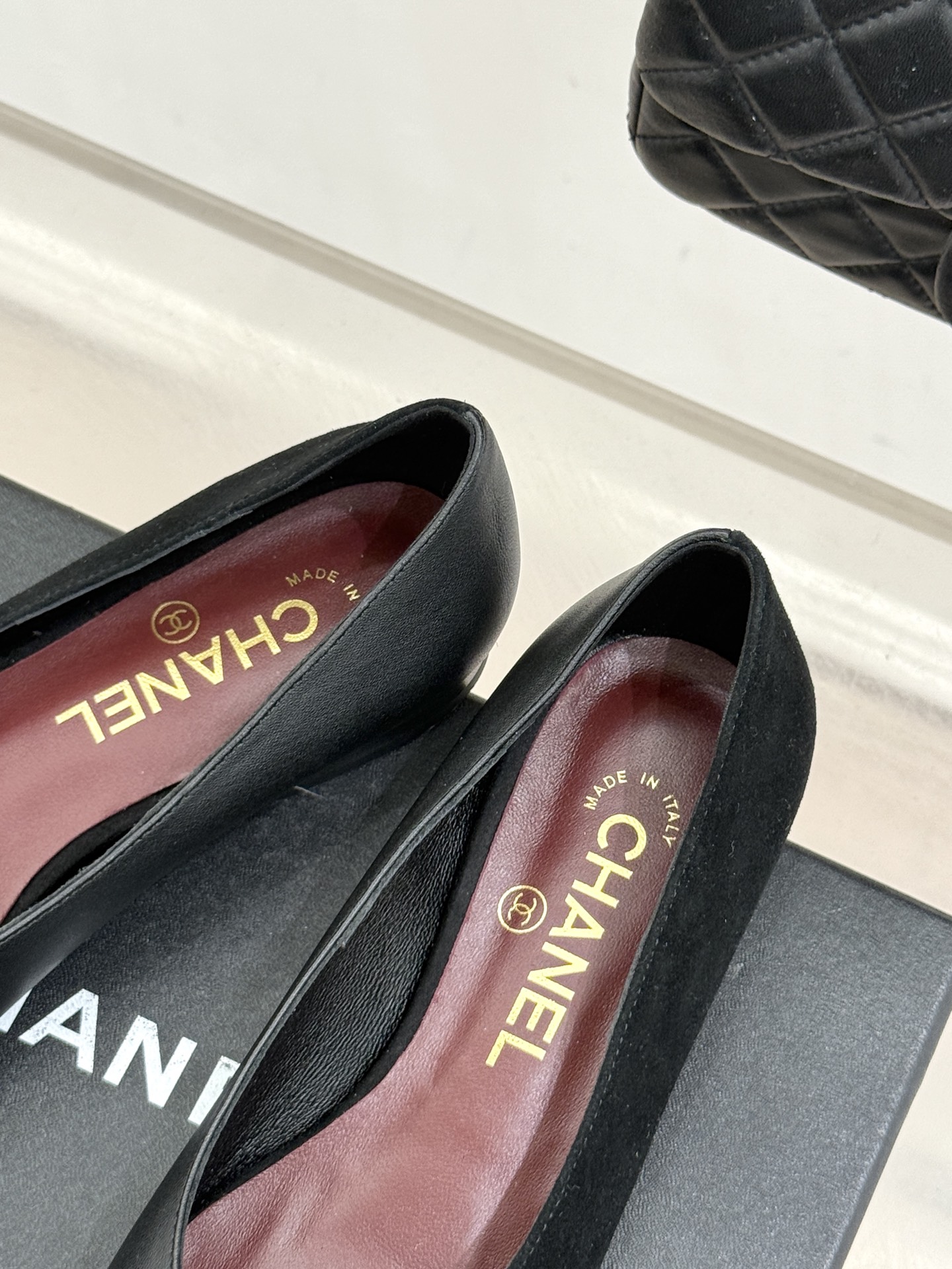 CHANE*｜小香26S双C拼接系列方头拖鞋凉鞋单鞋以拼接美学与复古方头重塑后空凉鞋的优雅范式。利落方头