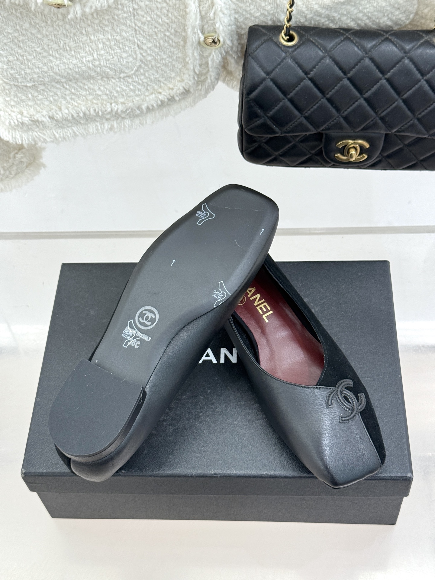 CHANE*｜小香26S双C拼接系列方头拖鞋凉鞋单鞋以拼接美学与复古方头重塑后空凉鞋的优雅范式。利落方头