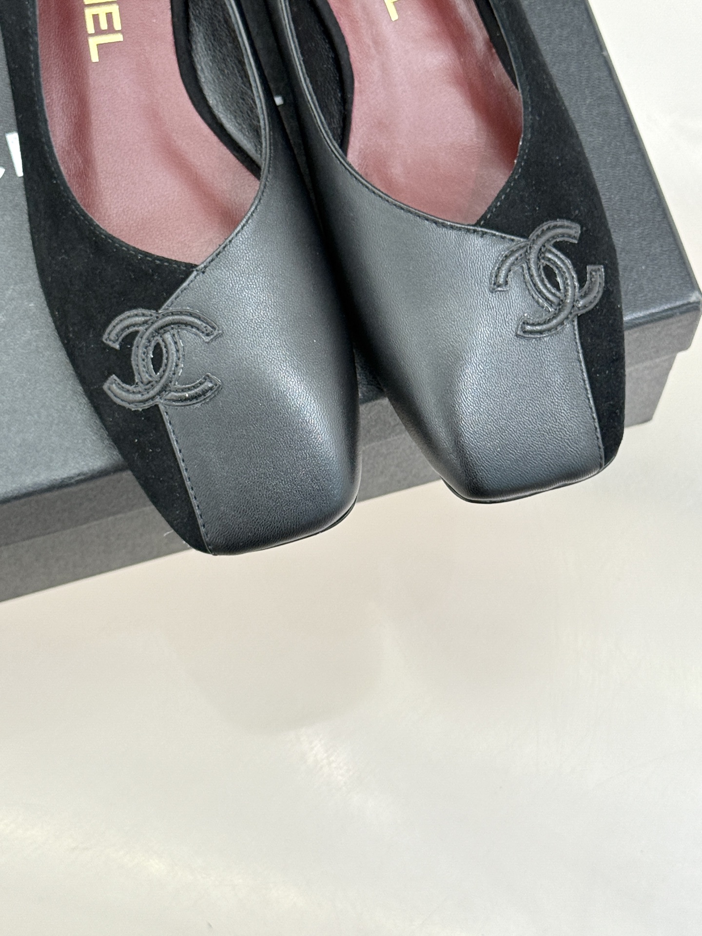 CHANE*｜小香26S双C拼接系列方头拖鞋凉鞋单鞋以拼接美学与复古方头重塑后空凉鞋的优雅范式。利落方头