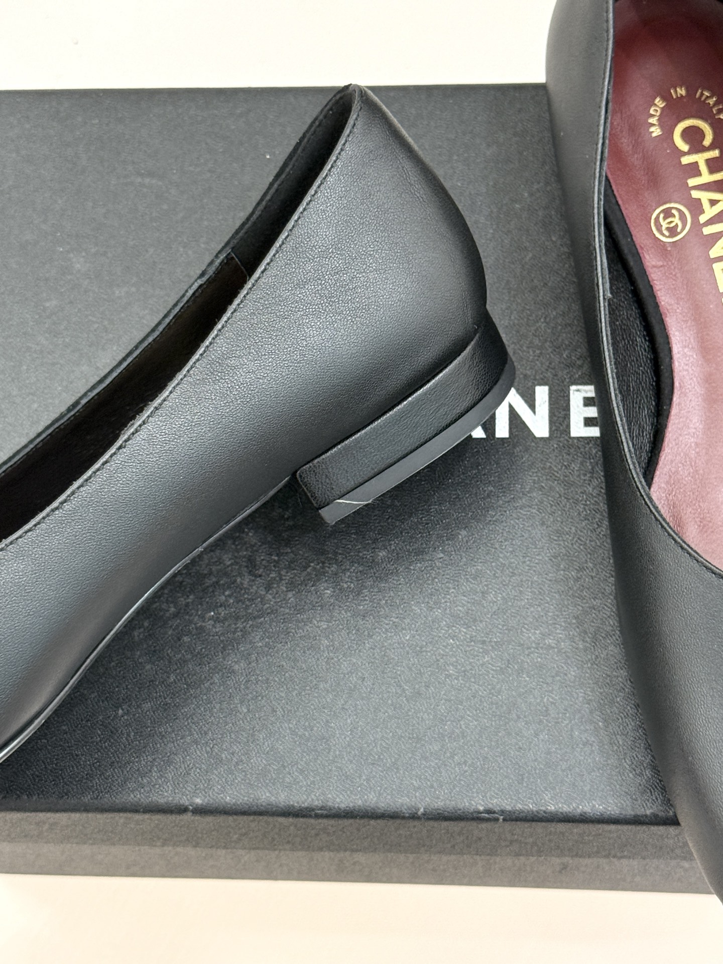 CHANE*｜小香26S双C拼接系列方头拖鞋凉鞋单鞋以拼接美学与复古方头重塑后空凉鞋的优雅范式。利落方头