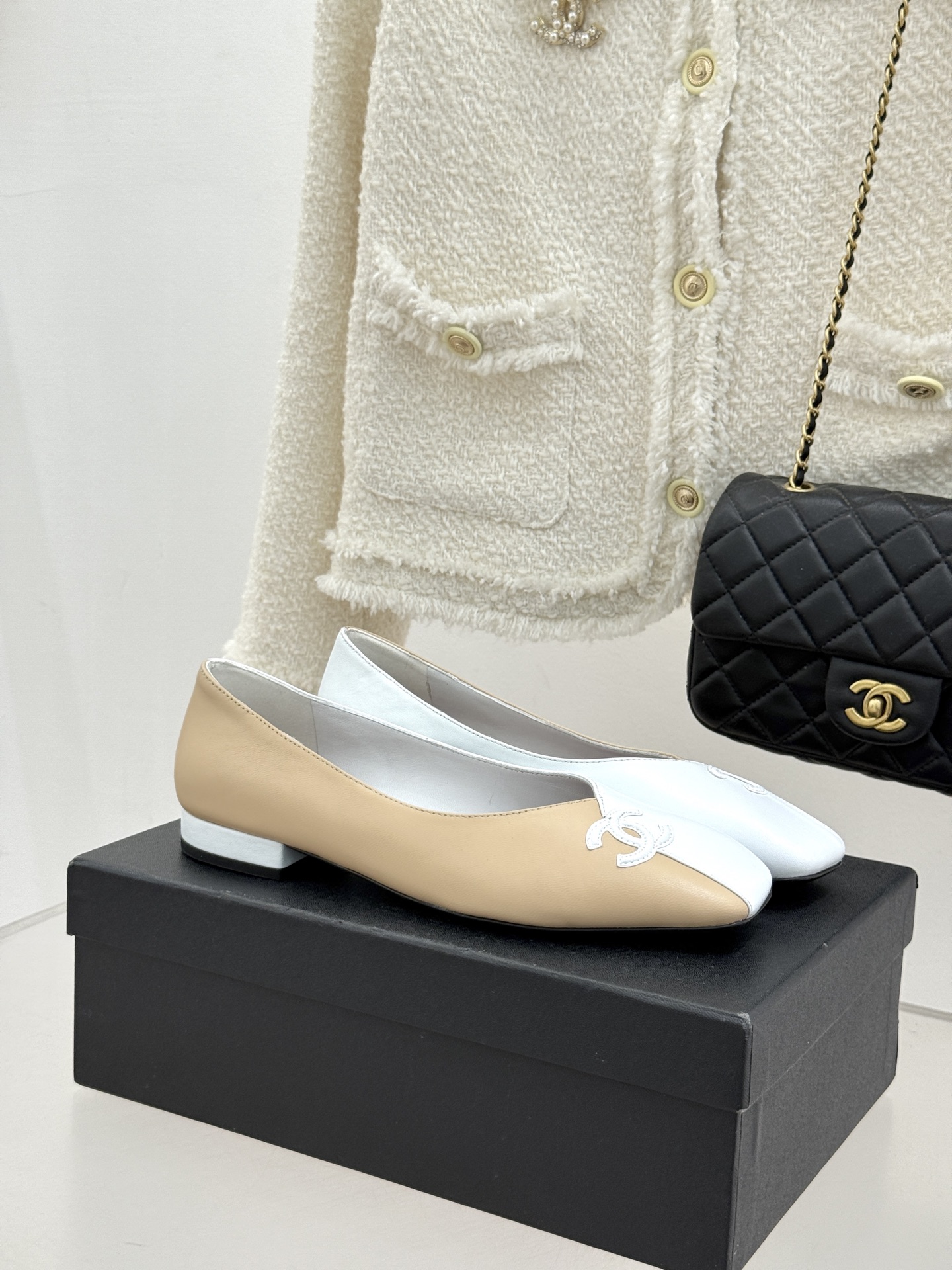 CHANE*｜小香26S双C拼接系列方头拖鞋凉鞋单鞋以拼接美学与复古方头重塑后空凉鞋的优雅范式。利落方头