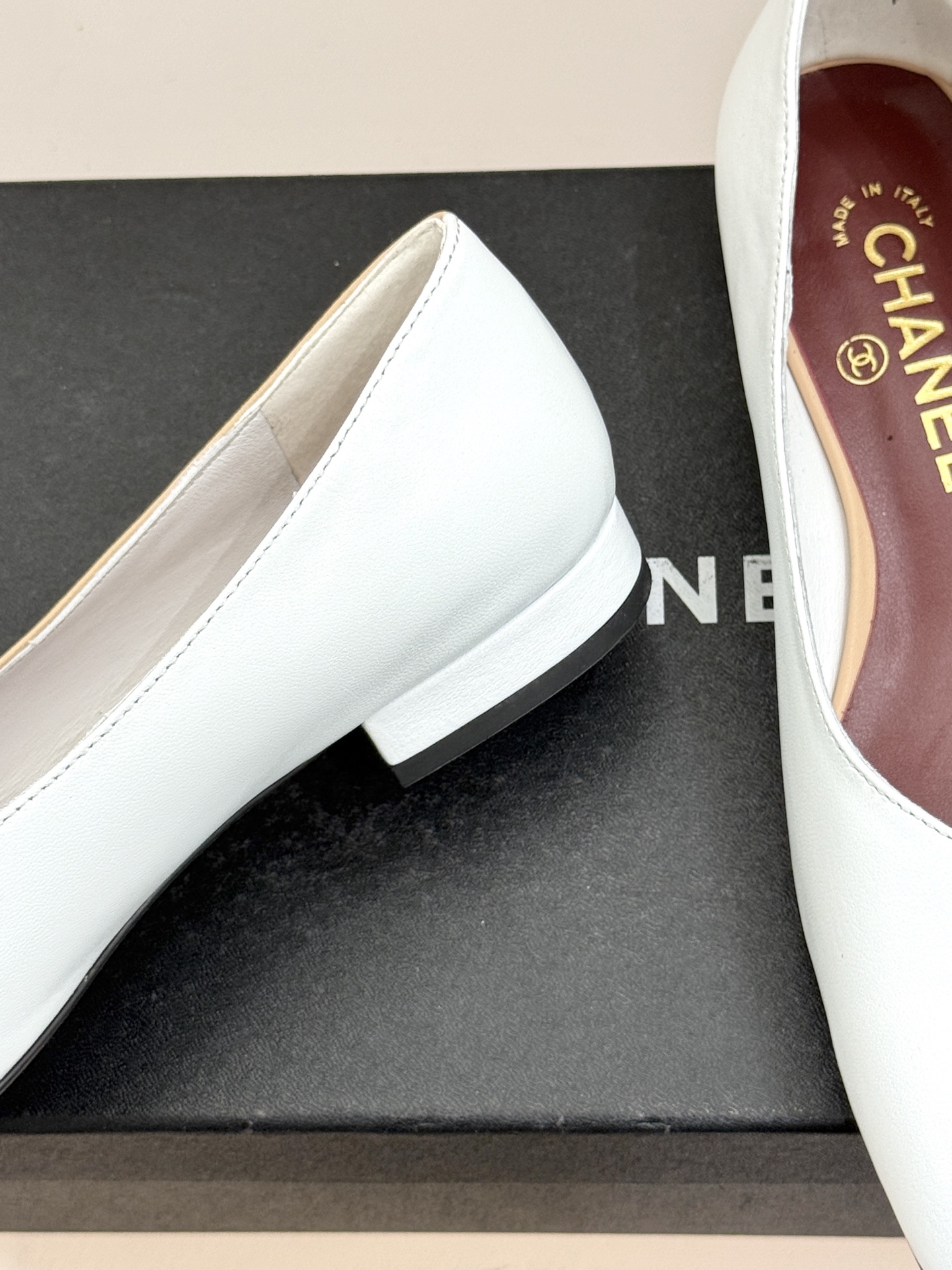 CHANE*｜小香26S双C拼接系列方头拖鞋凉鞋单鞋以拼接美学与复古方头重塑后空凉鞋的优雅范式。利落方头