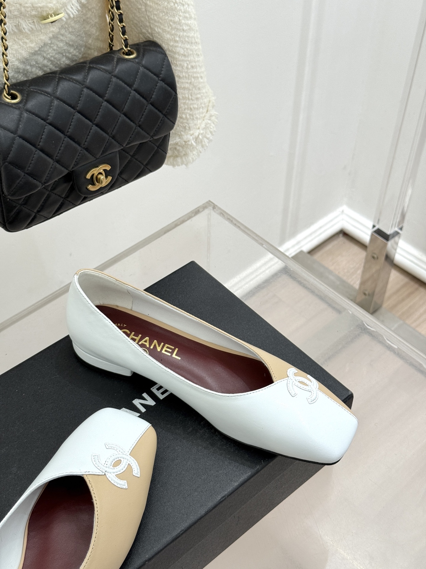 CHANE*｜小香26S双C拼接系列方头拖鞋凉鞋单鞋以拼接美学与复古方头重塑后空凉鞋的优雅范式。利落方头