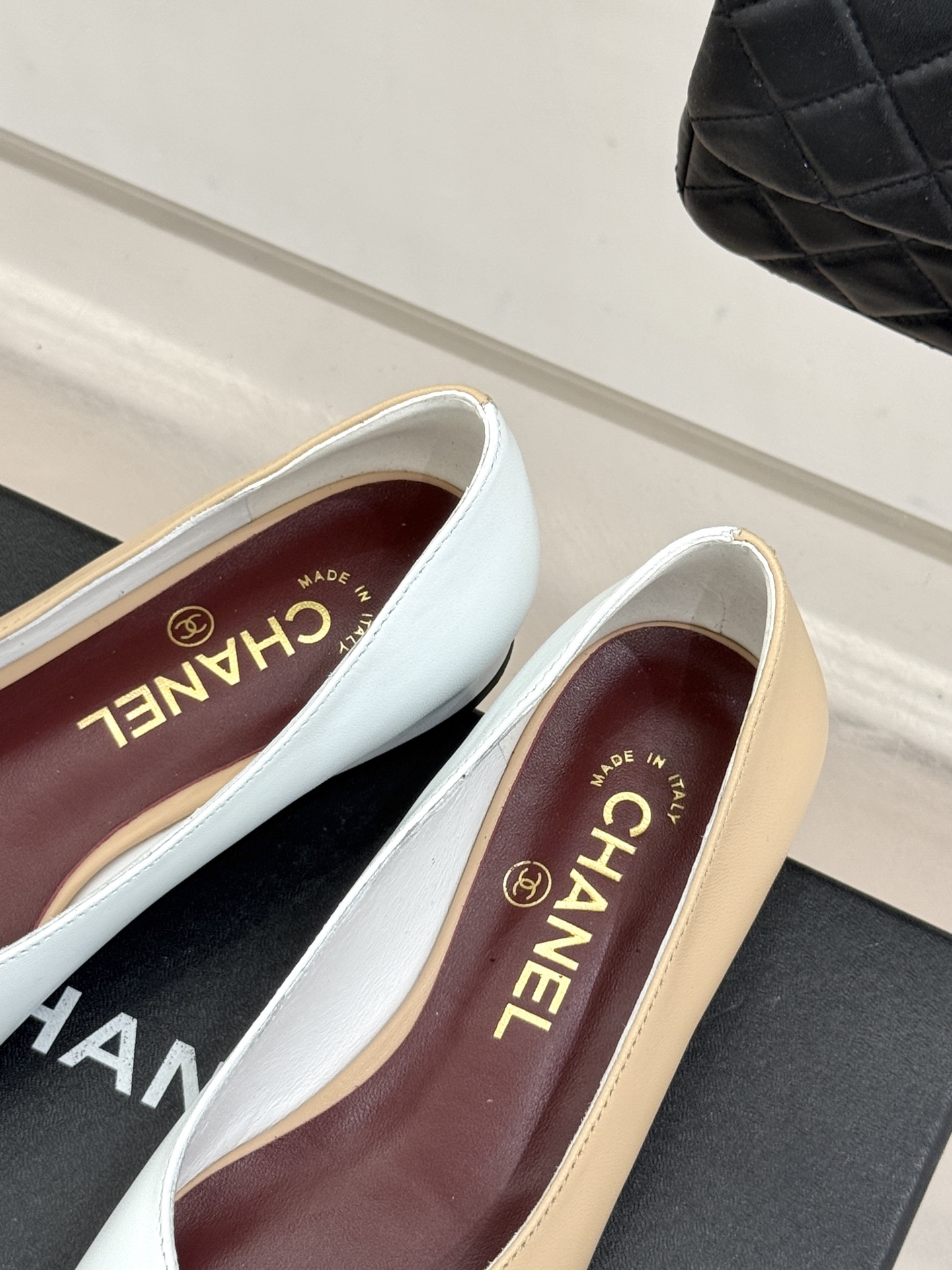 CHANE*｜小香26S双C拼接系列方头拖鞋凉鞋单鞋以拼接美学与复古方头重塑后空凉鞋的优雅范式。利落方头