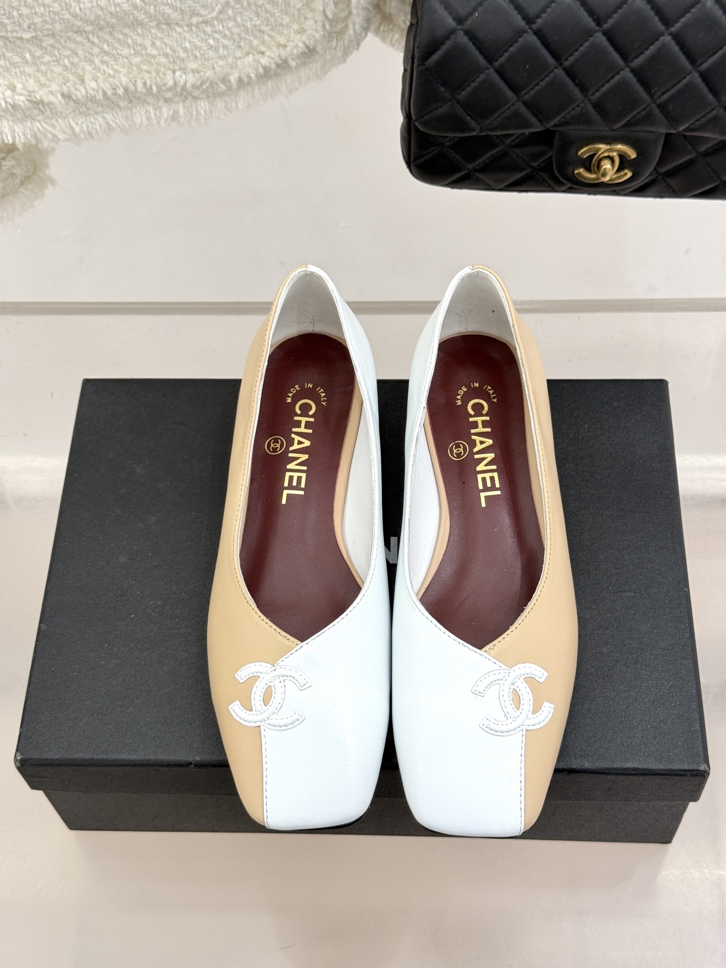 CHANE*｜小香26S双C拼接系列方头拖鞋凉鞋单鞋以拼接美学与复古方头重塑后空凉鞋的优雅范式。利落方头