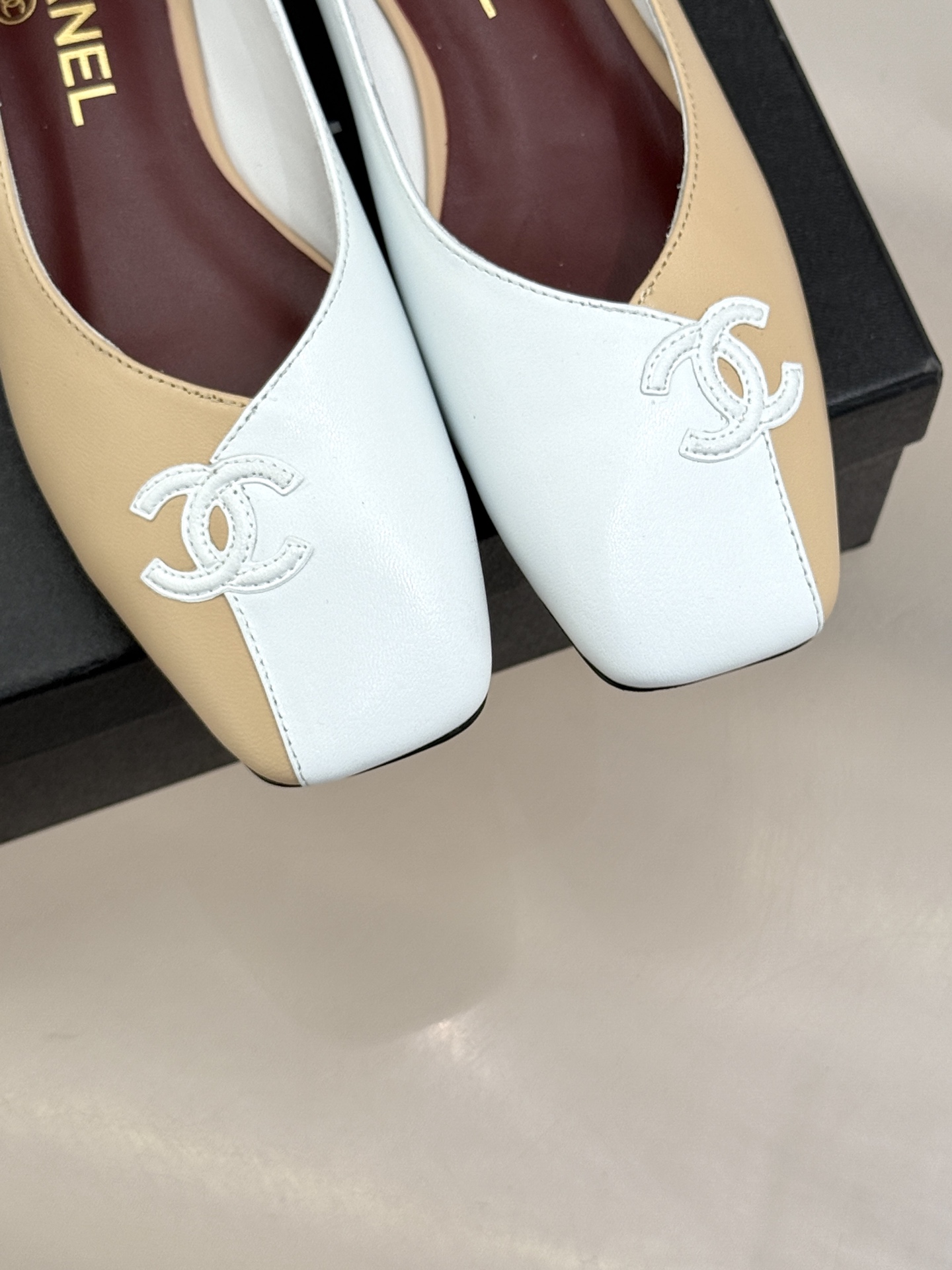 CHANE*｜小香26S双C拼接系列方头拖鞋凉鞋单鞋以拼接美学与复古方头重塑后空凉鞋的优雅范式。利落方头