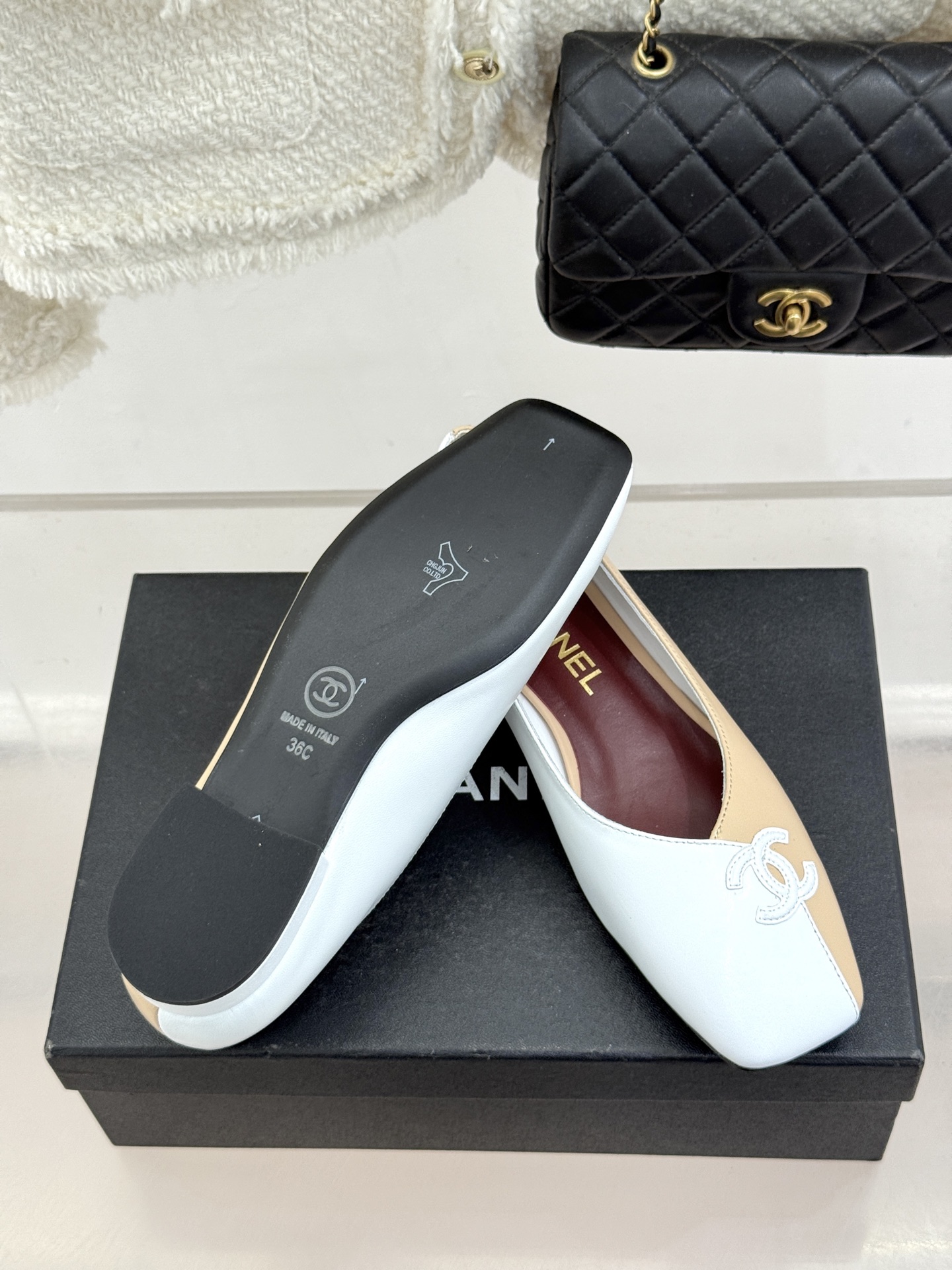 CHANE*｜小香26S双C拼接系列方头拖鞋凉鞋单鞋以拼接美学与复古方头重塑后空凉鞋的优雅范式。利落方头