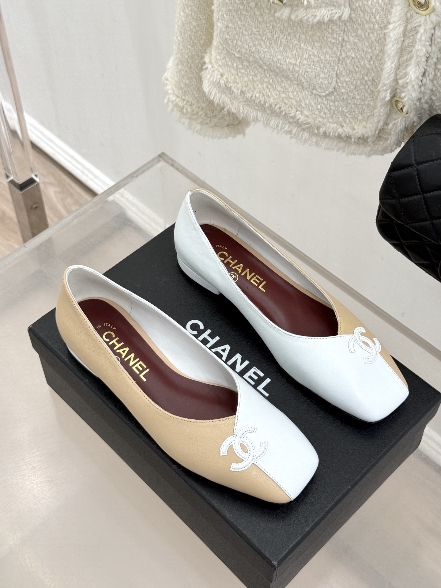 CHANE*｜小香26S双C拼接系列方头拖鞋凉鞋单鞋以拼接美学与复古方头重塑后空凉鞋的优雅范式。利落方头