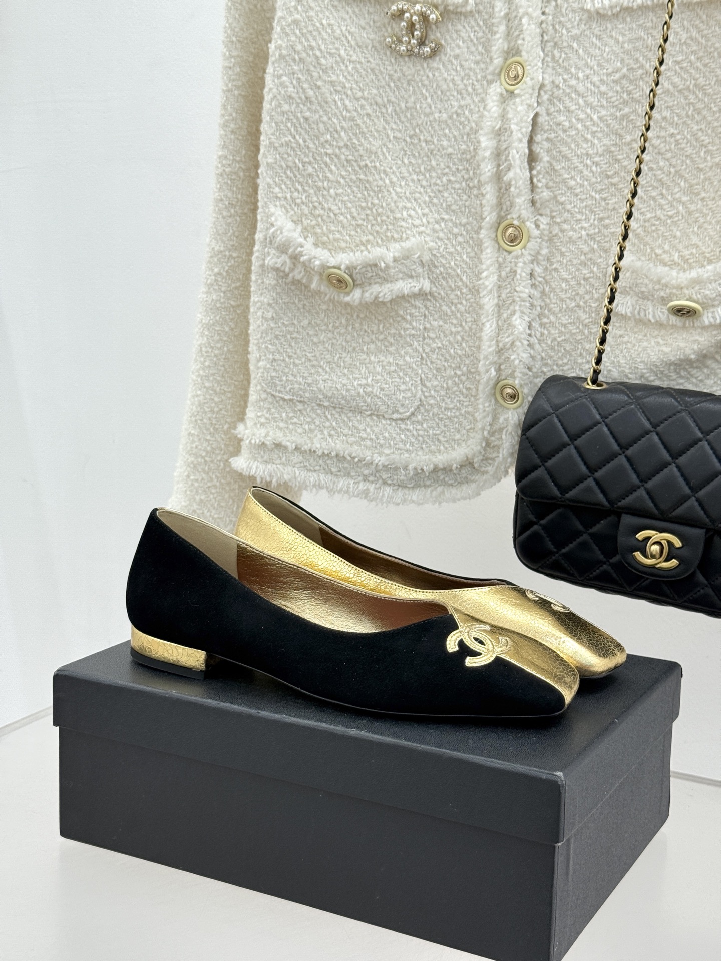 CHANE*｜小香26S双C拼接系列方头拖鞋凉鞋单鞋以拼接美学与复古方头重塑后空凉鞋的优雅范式。利落方头