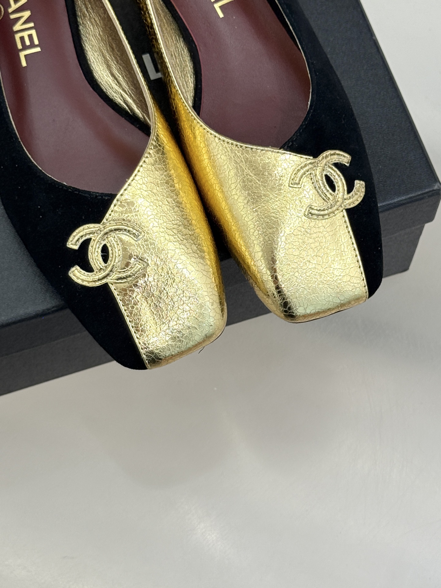 CHANE*｜小香26S双C拼接系列方头拖鞋凉鞋单鞋以拼接美学与复古方头重塑后空凉鞋的优雅范式。利落方头