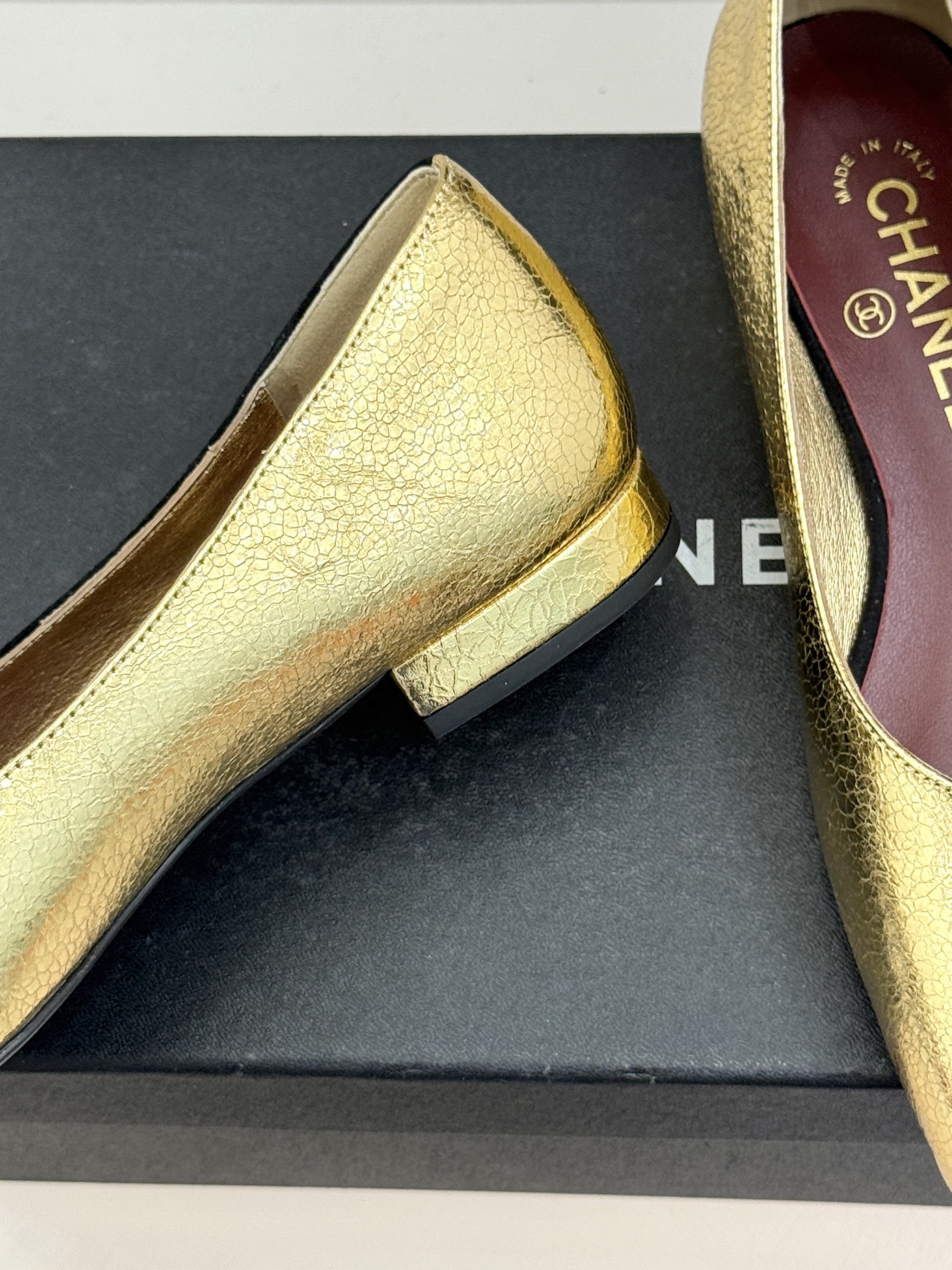 CHANE*｜小香26S双C拼接系列方头拖鞋凉鞋单鞋以拼接美学与复古方头重塑后空凉鞋的优雅范式。利落方头