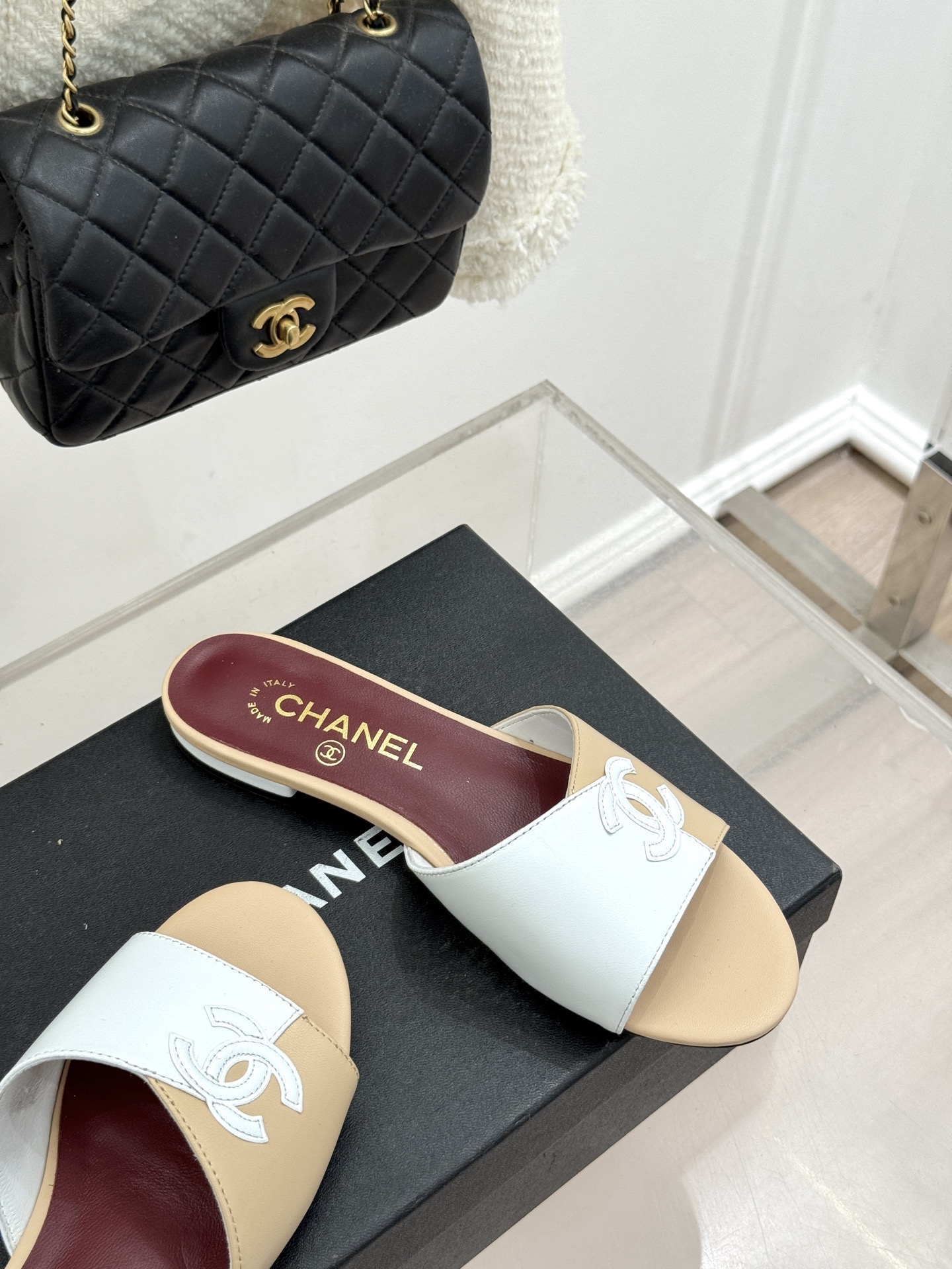 CHANE*｜小香26S双C拼接系列方头拖鞋凉鞋单鞋以拼接美学与复古方头重塑后空凉鞋的优雅范式。利落方头