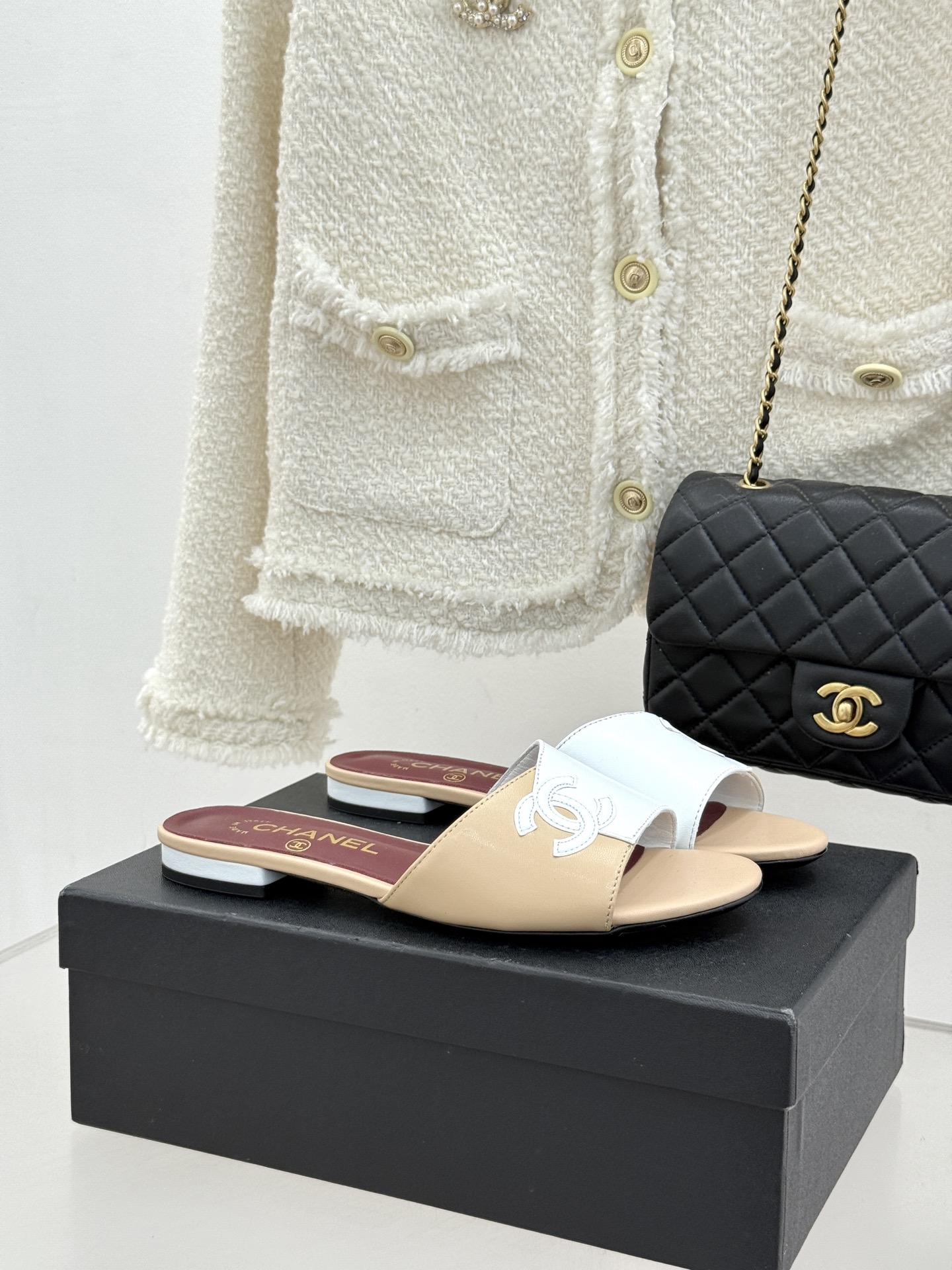 CHANE*｜小香26S双C拼接系列方头拖鞋凉鞋单鞋以拼接美学与复古方头重塑后空凉鞋的优雅范式。利落方头