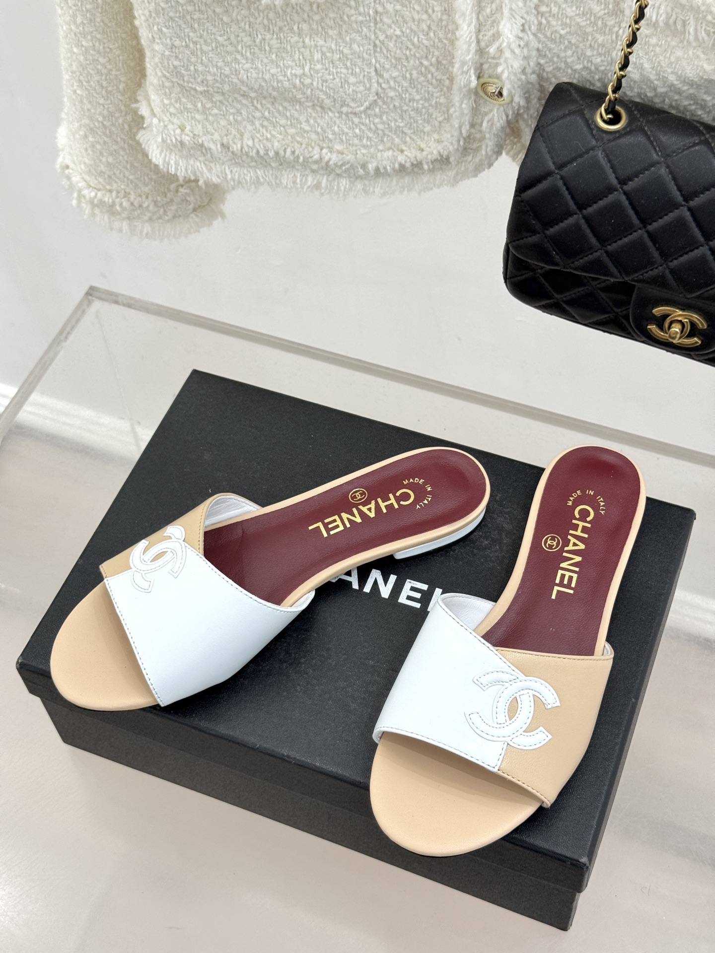 CHANE*｜小香26S双C拼接系列方头拖鞋凉鞋单鞋以拼接美学与复古方头重塑后空凉鞋的优雅范式。利落方头