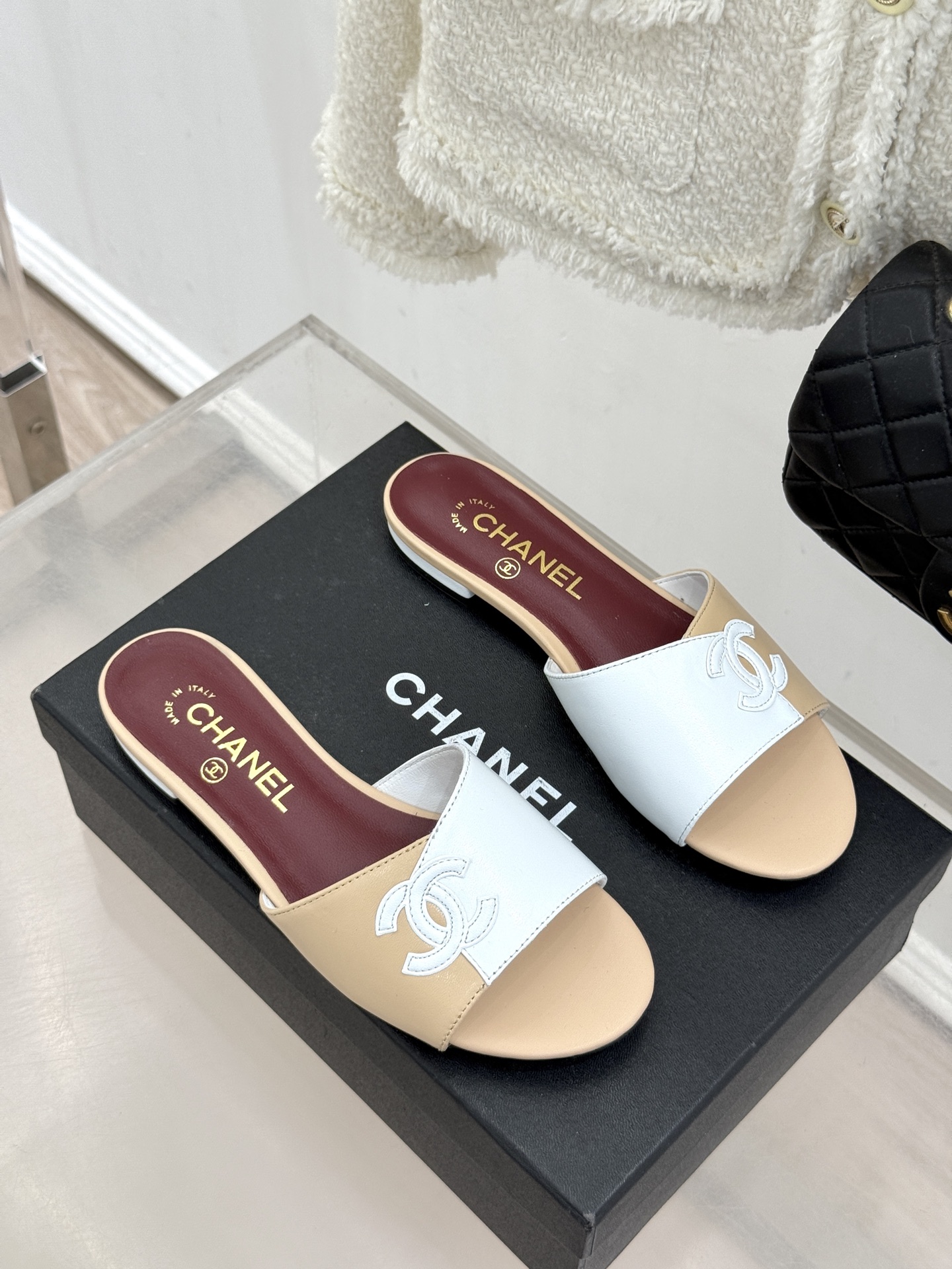 CHANE*｜小香26S双C拼接系列方头拖鞋凉鞋单鞋以拼接美学与复古方头重塑后空凉鞋的优雅范式。利落方头