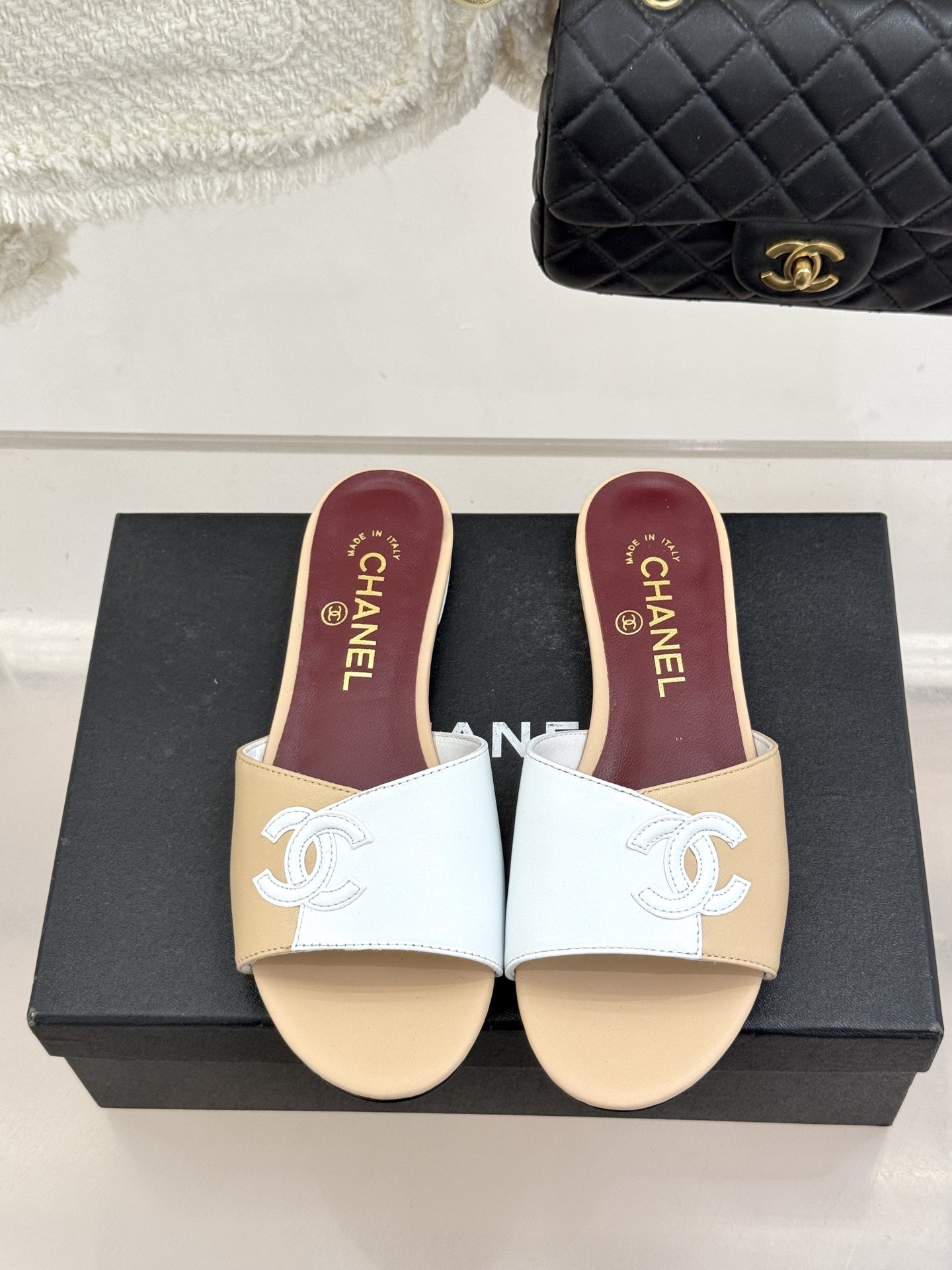 CHANE*｜小香26S双C拼接系列方头拖鞋凉鞋单鞋以拼接美学与复古方头重塑后空凉鞋的优雅范式。利落方头