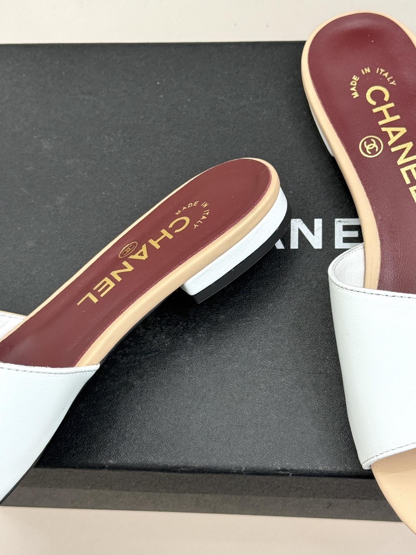 CHANE*｜小香26S双C拼接系列方头拖鞋凉鞋单鞋以拼接美学与复古方头重塑后空凉鞋的优雅范式。利落方头