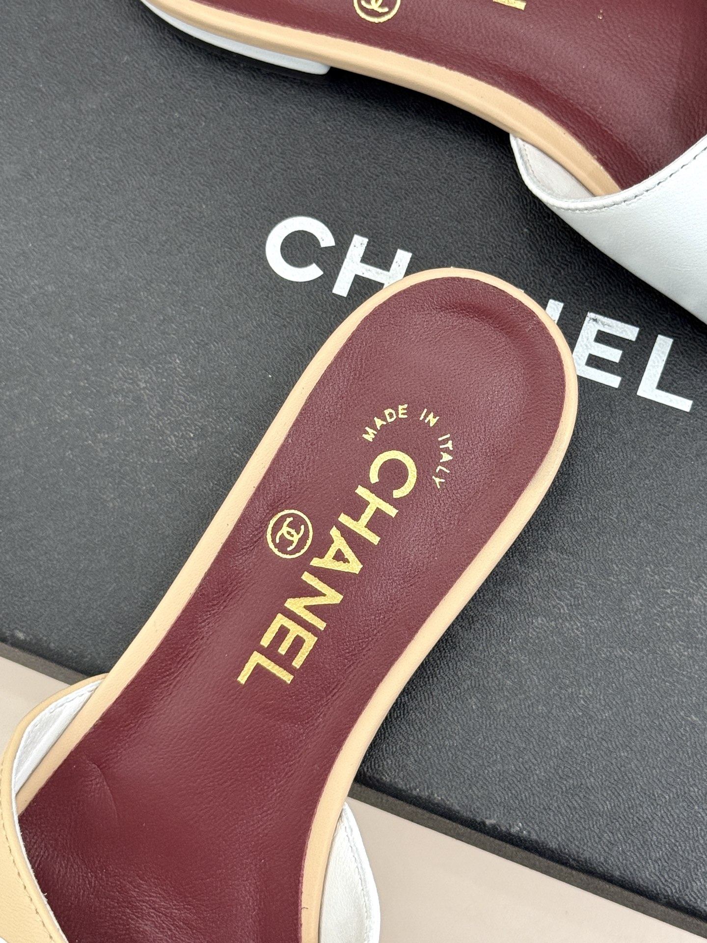 CHANE*｜小香26S双C拼接系列方头拖鞋凉鞋单鞋以拼接美学与复古方头重塑后空凉鞋的优雅范式。利落方头