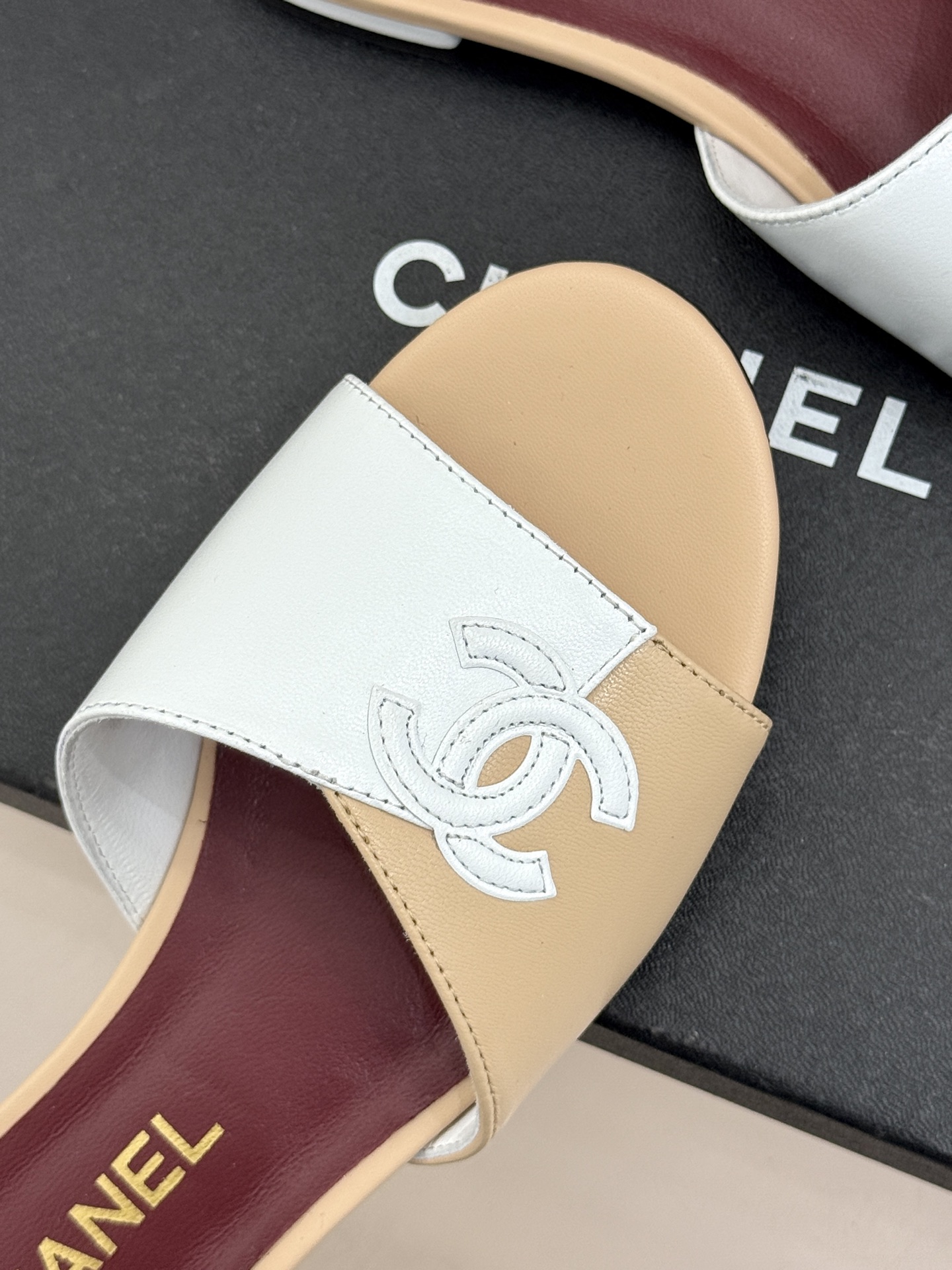 CHANE*｜小香26S双C拼接系列方头拖鞋凉鞋单鞋以拼接美学与复古方头重塑后空凉鞋的优雅范式。利落方头