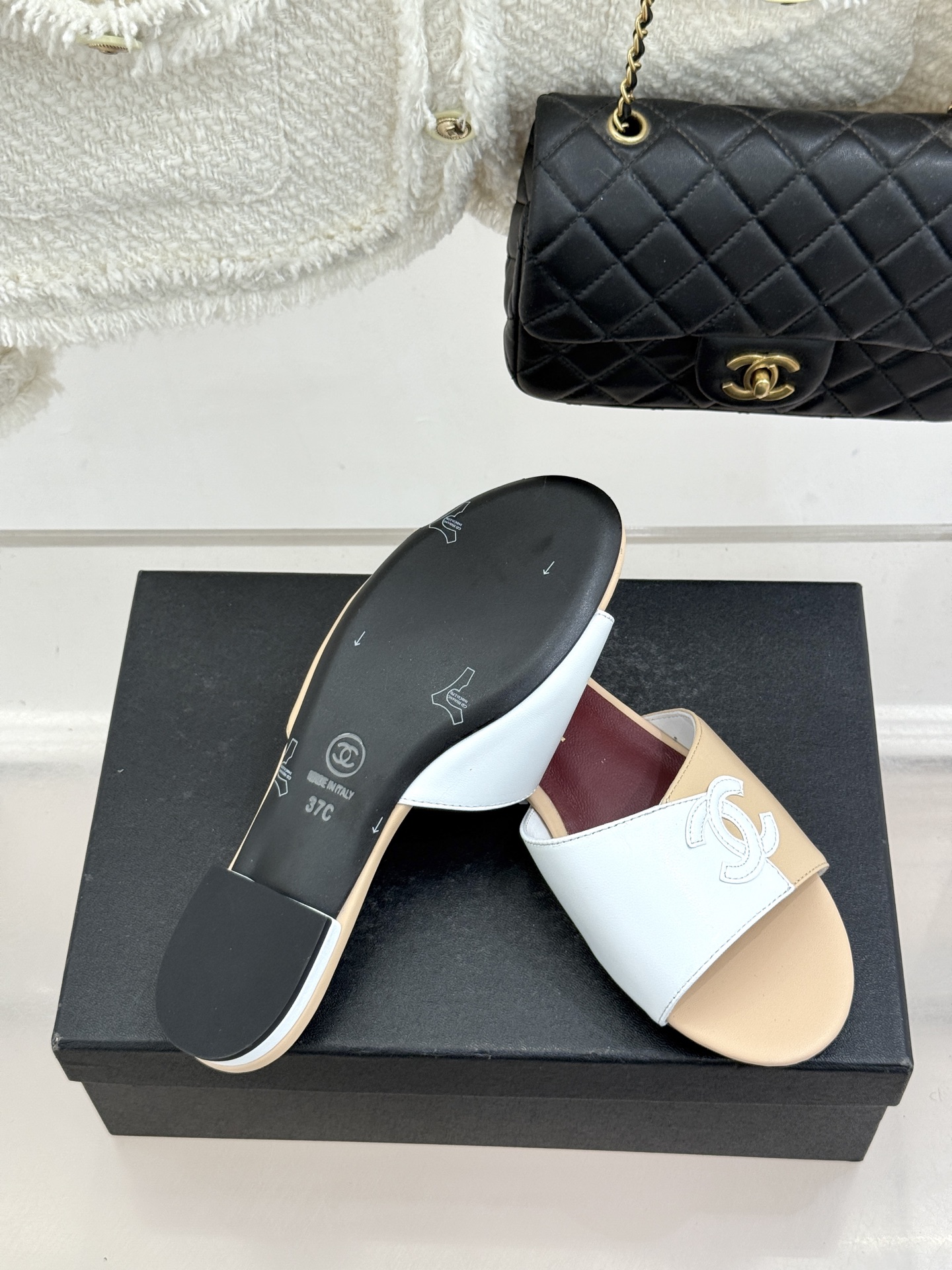 CHANE*｜小香26S双C拼接系列方头拖鞋凉鞋单鞋以拼接美学与复古方头重塑后空凉鞋的优雅范式。利落方头