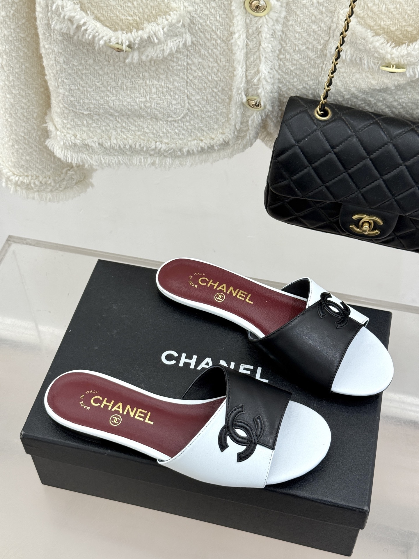 CHANE*｜小香26S双C拼接系列方头拖鞋凉鞋单鞋以拼接美学与复古方头重塑后空凉鞋的优雅范式。利落方头