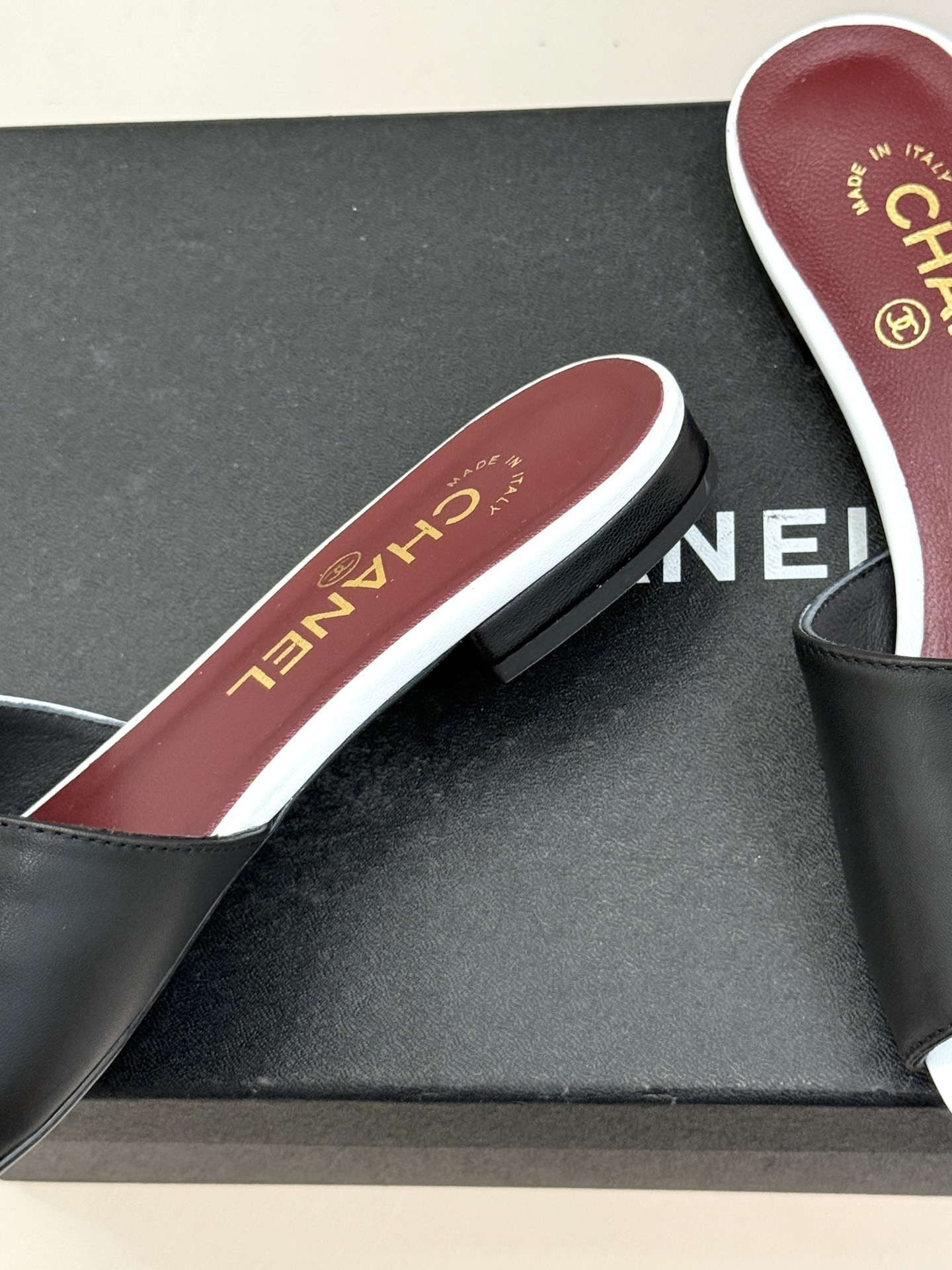 CHANE*｜小香26S双C拼接系列方头拖鞋凉鞋单鞋以拼接美学与复古方头重塑后空凉鞋的优雅范式。利落方头