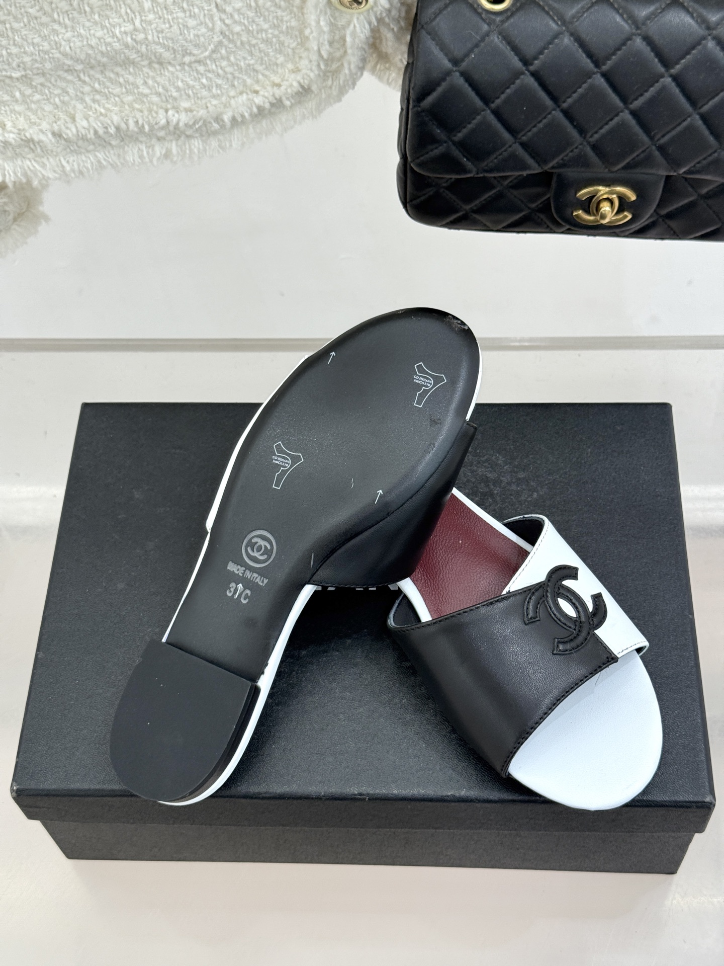 CHANE*｜小香26S双C拼接系列方头拖鞋凉鞋单鞋以拼接美学与复古方头重塑后空凉鞋的优雅范式。利落方头