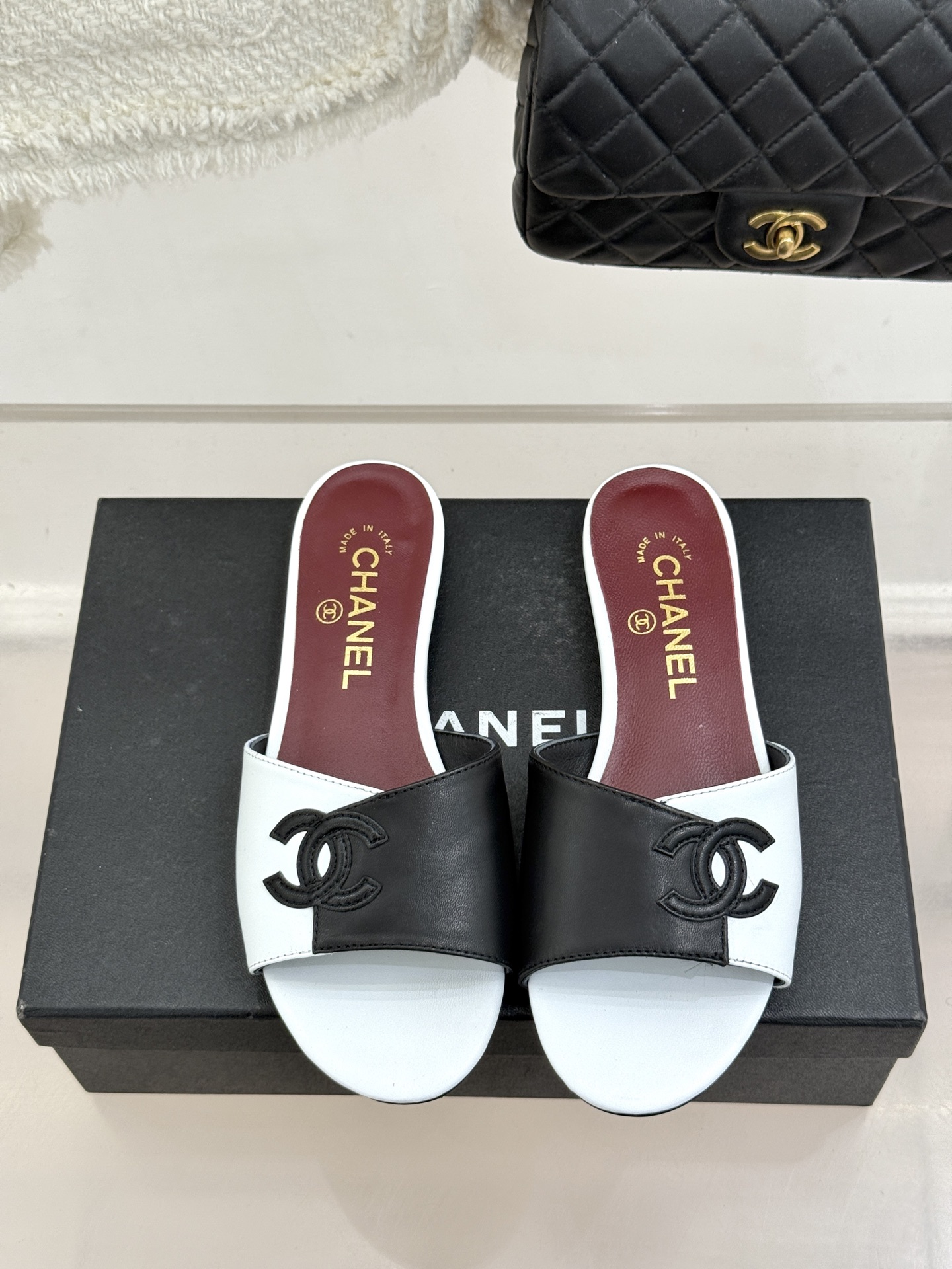 CHANE*｜小香26S双C拼接系列方头拖鞋凉鞋单鞋以拼接美学与复古方头重塑后空凉鞋的优雅范式。利落方头