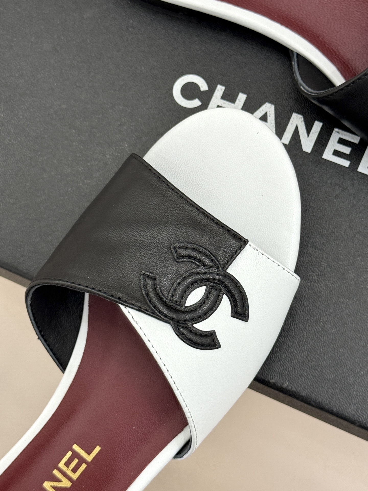 CHANE*｜小香26S双C拼接系列方头拖鞋凉鞋单鞋以拼接美学与复古方头重塑后空凉鞋的优雅范式。利落方头