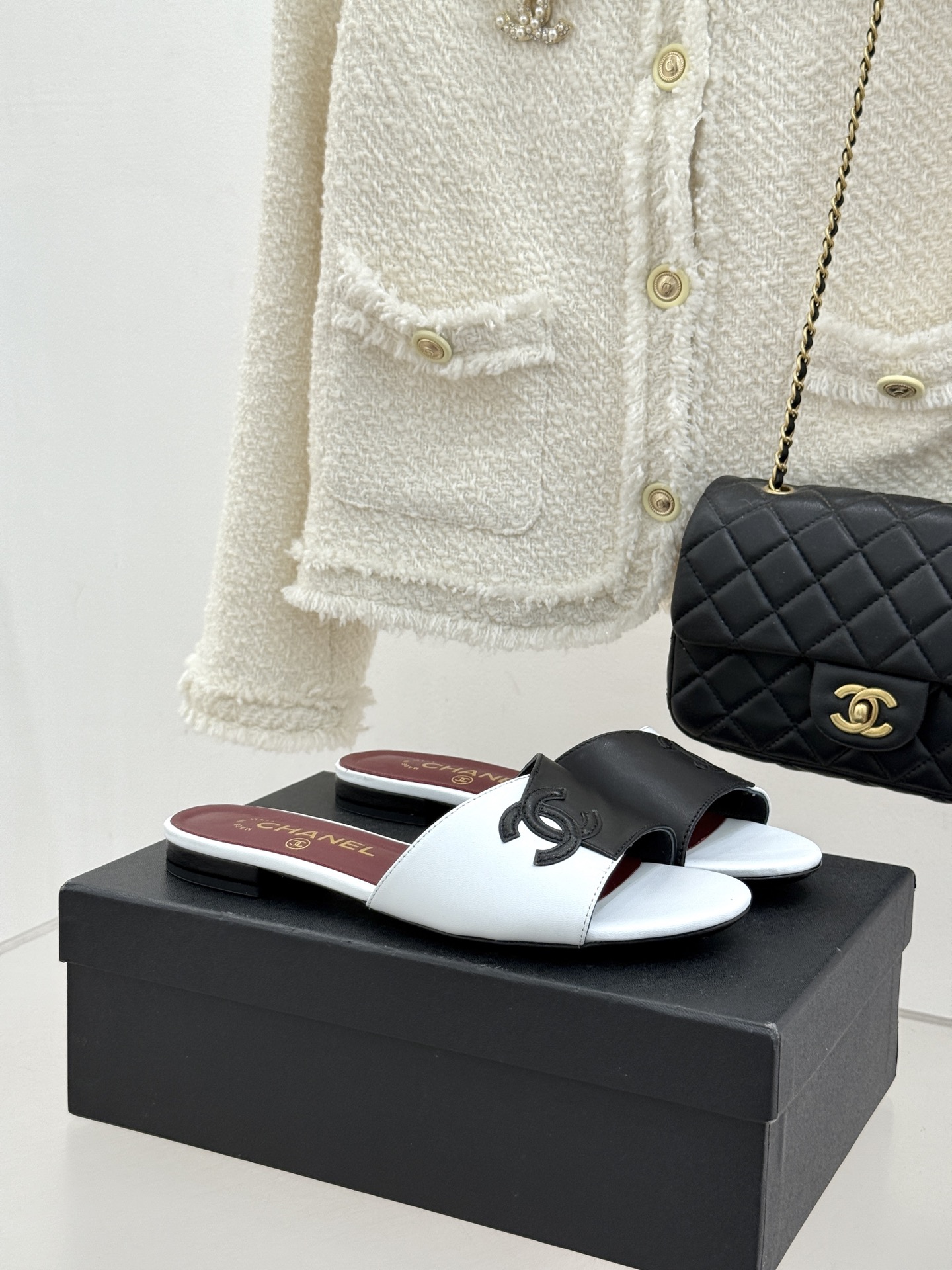 CHANE*｜小香26S双C拼接系列方头拖鞋凉鞋单鞋以拼接美学与复古方头重塑后空凉鞋的优雅范式。利落方头