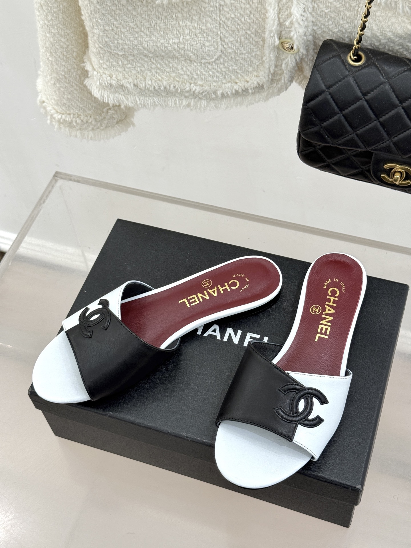 CHANE*｜小香26S双C拼接系列方头拖鞋凉鞋单鞋以拼接美学与复古方头重塑后空凉鞋的优雅范式。利落方头