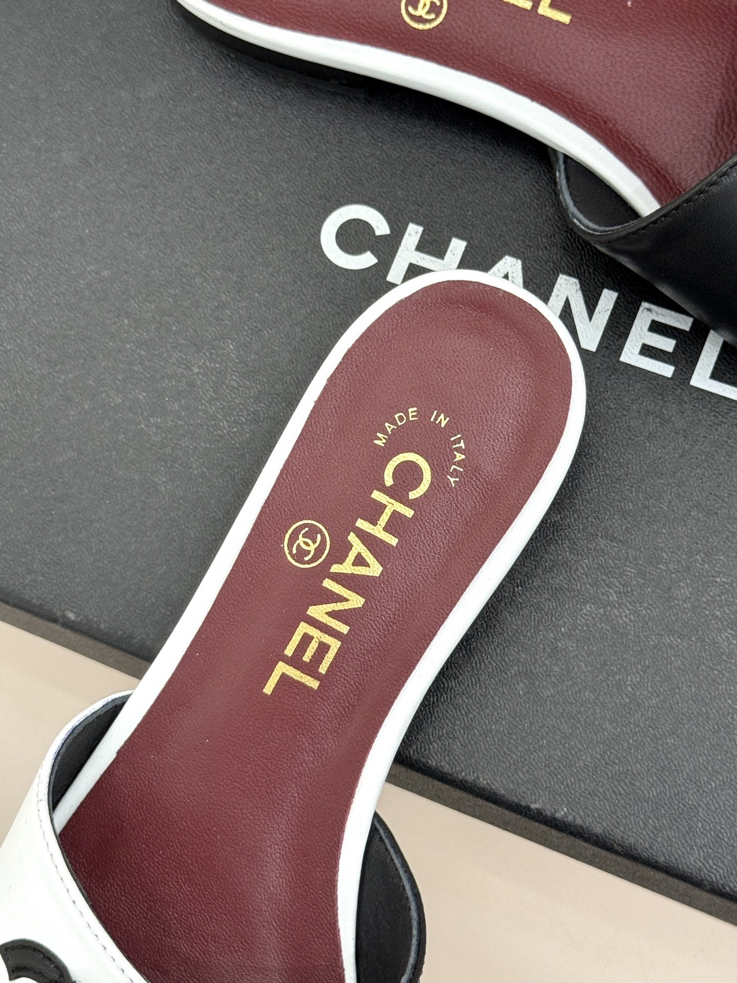 CHANE*｜小香26S双C拼接系列方头拖鞋凉鞋单鞋以拼接美学与复古方头重塑后空凉鞋的优雅范式。利落方头