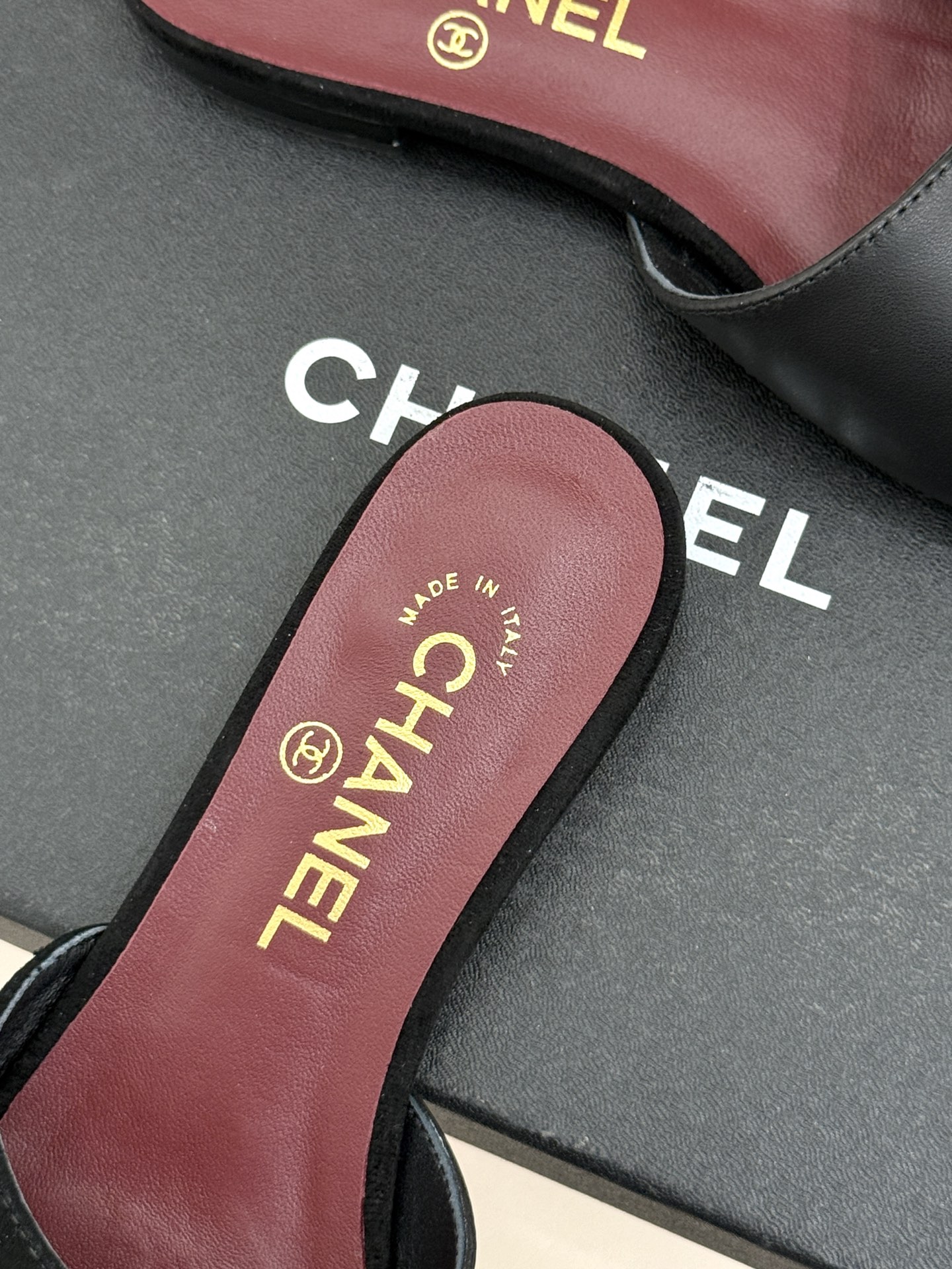 CHANE*｜小香26S双C拼接系列方头拖鞋凉鞋单鞋以拼接美学与复古方头重塑后空凉鞋的优雅范式。利落方头