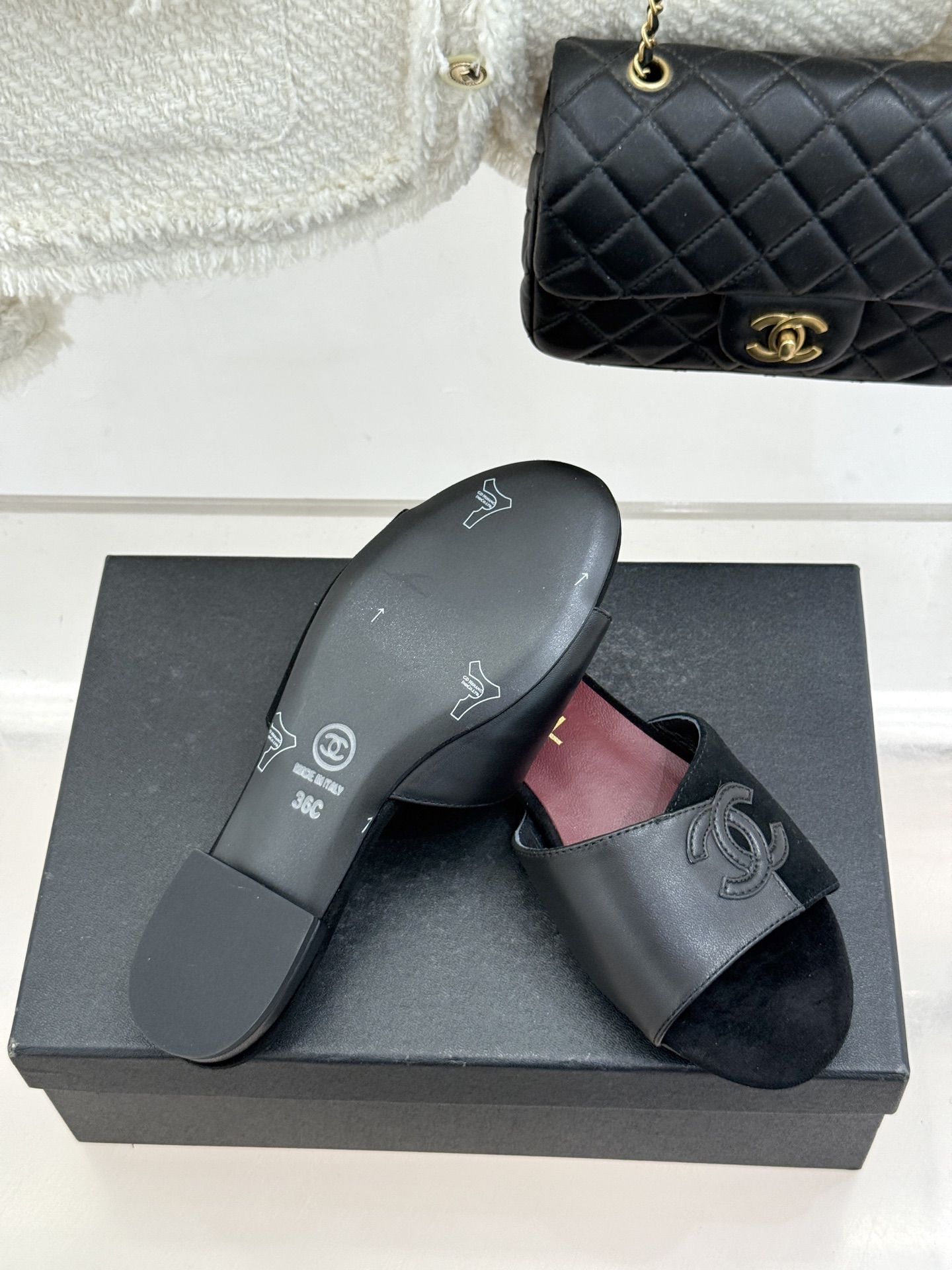 CHANE*｜小香26S双C拼接系列方头拖鞋凉鞋单鞋以拼接美学与复古方头重塑后空凉鞋的优雅范式。利落方头