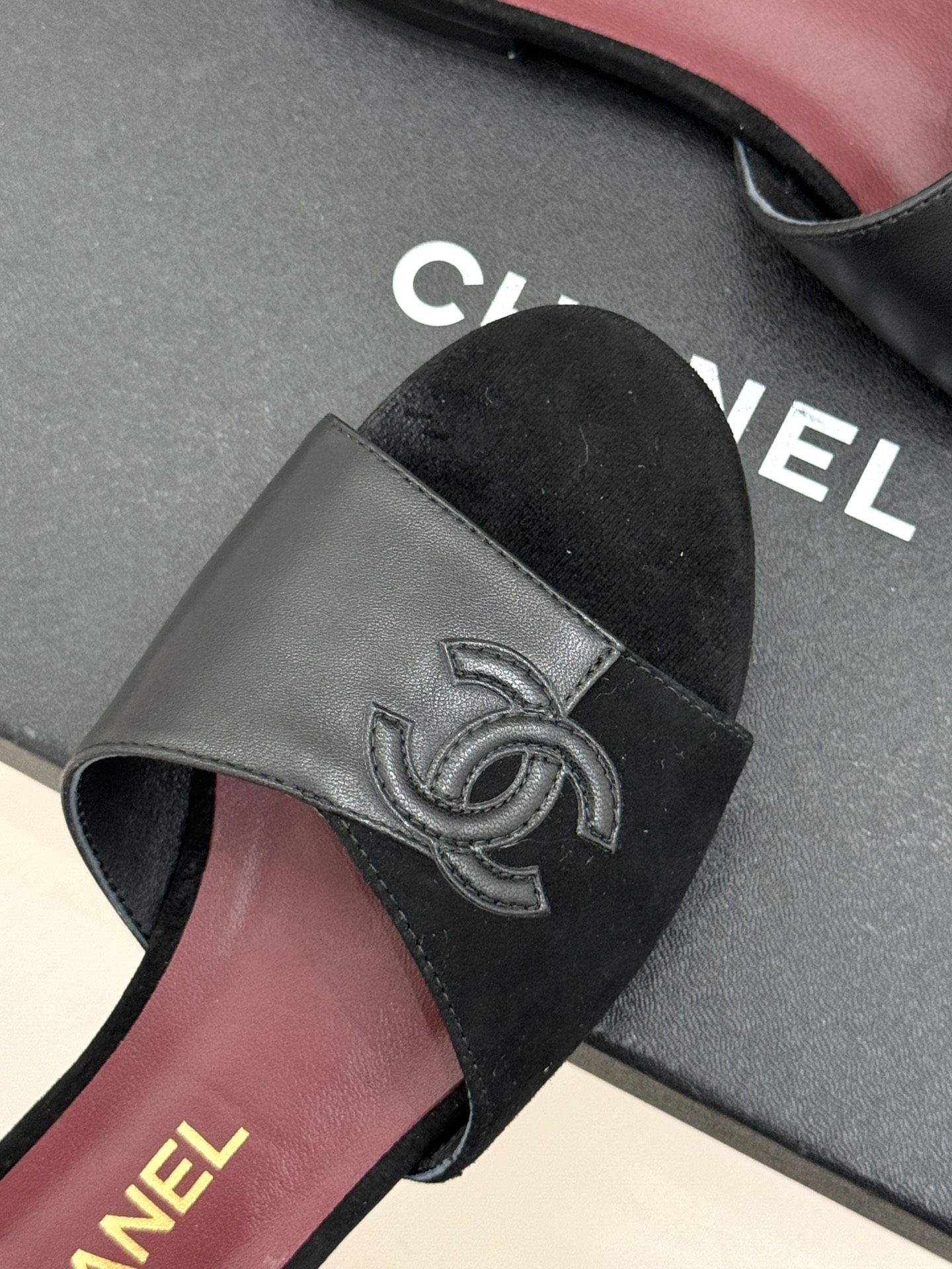 CHANE*｜小香26S双C拼接系列方头拖鞋凉鞋单鞋以拼接美学与复古方头重塑后空凉鞋的优雅范式。利落方头