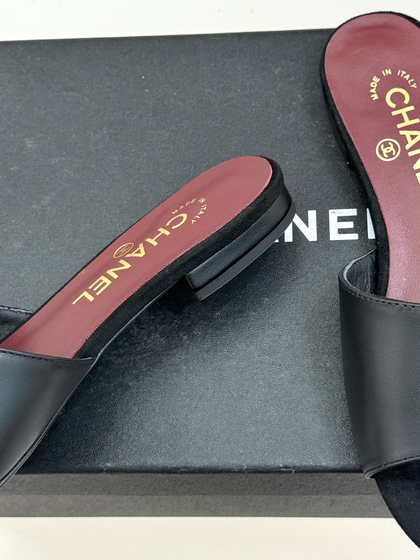 CHANE*｜小香26S双C拼接系列方头拖鞋凉鞋单鞋以拼接美学与复古方头重塑后空凉鞋的优雅范式。利落方头