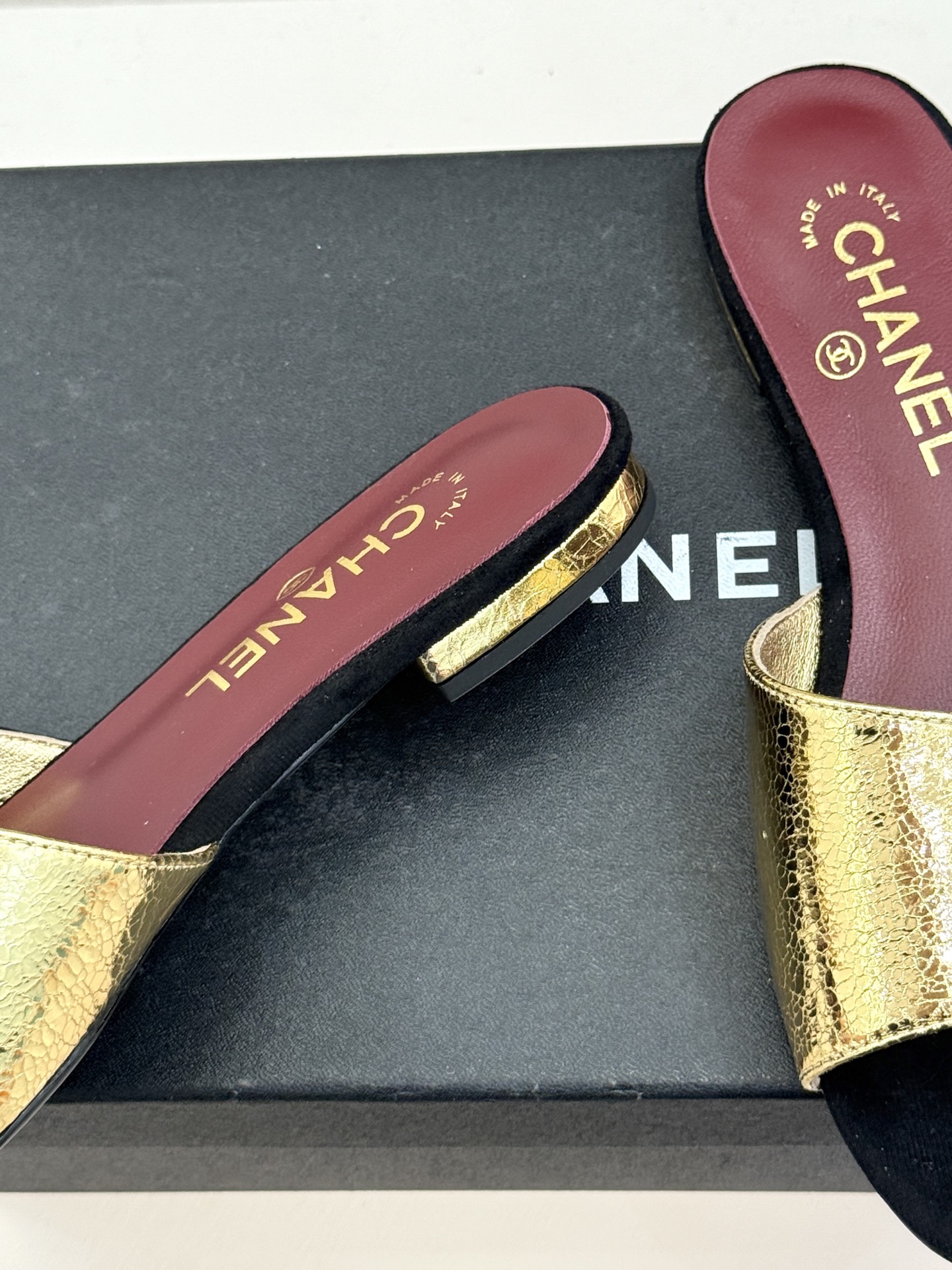 CHANE*｜小香26S双C拼接系列方头拖鞋凉鞋单鞋以拼接美学与复古方头重塑后空凉鞋的优雅范式。利落方头