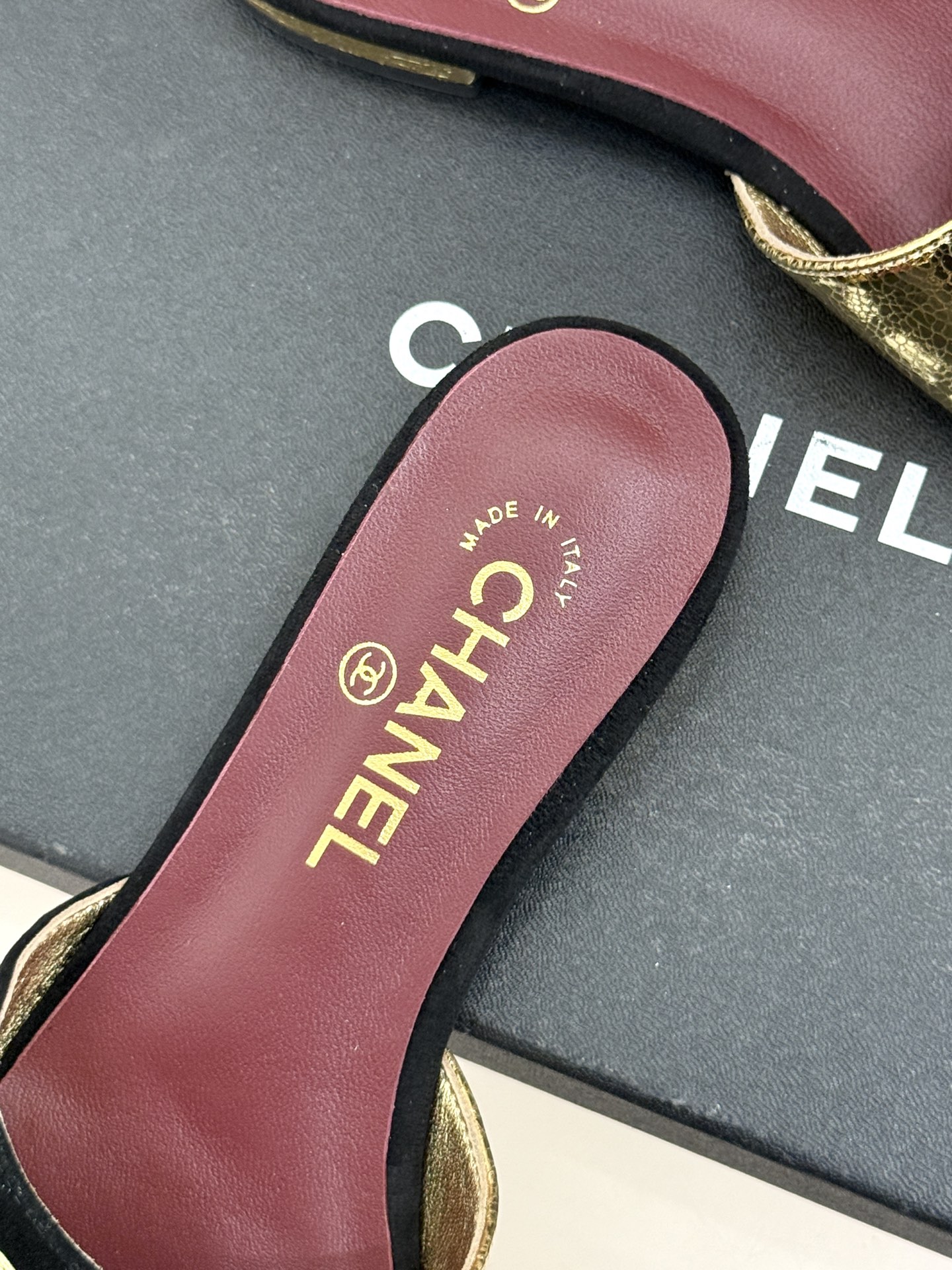 CHANE*｜小香26S双C拼接系列方头拖鞋凉鞋单鞋以拼接美学与复古方头重塑后空凉鞋的优雅范式。利落方头