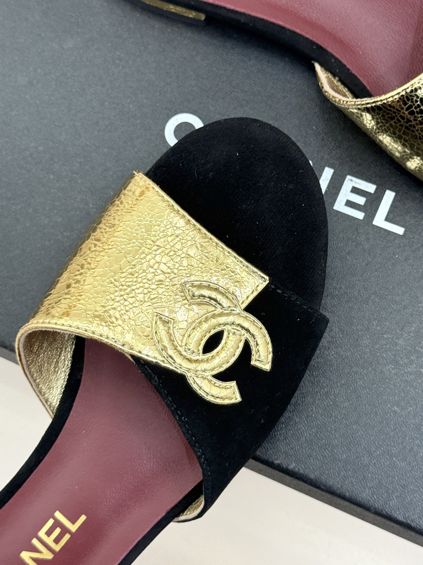 CHANE*｜小香26S双C拼接系列方头拖鞋凉鞋单鞋以拼接美学与复古方头重塑后空凉鞋的优雅范式。利落方头