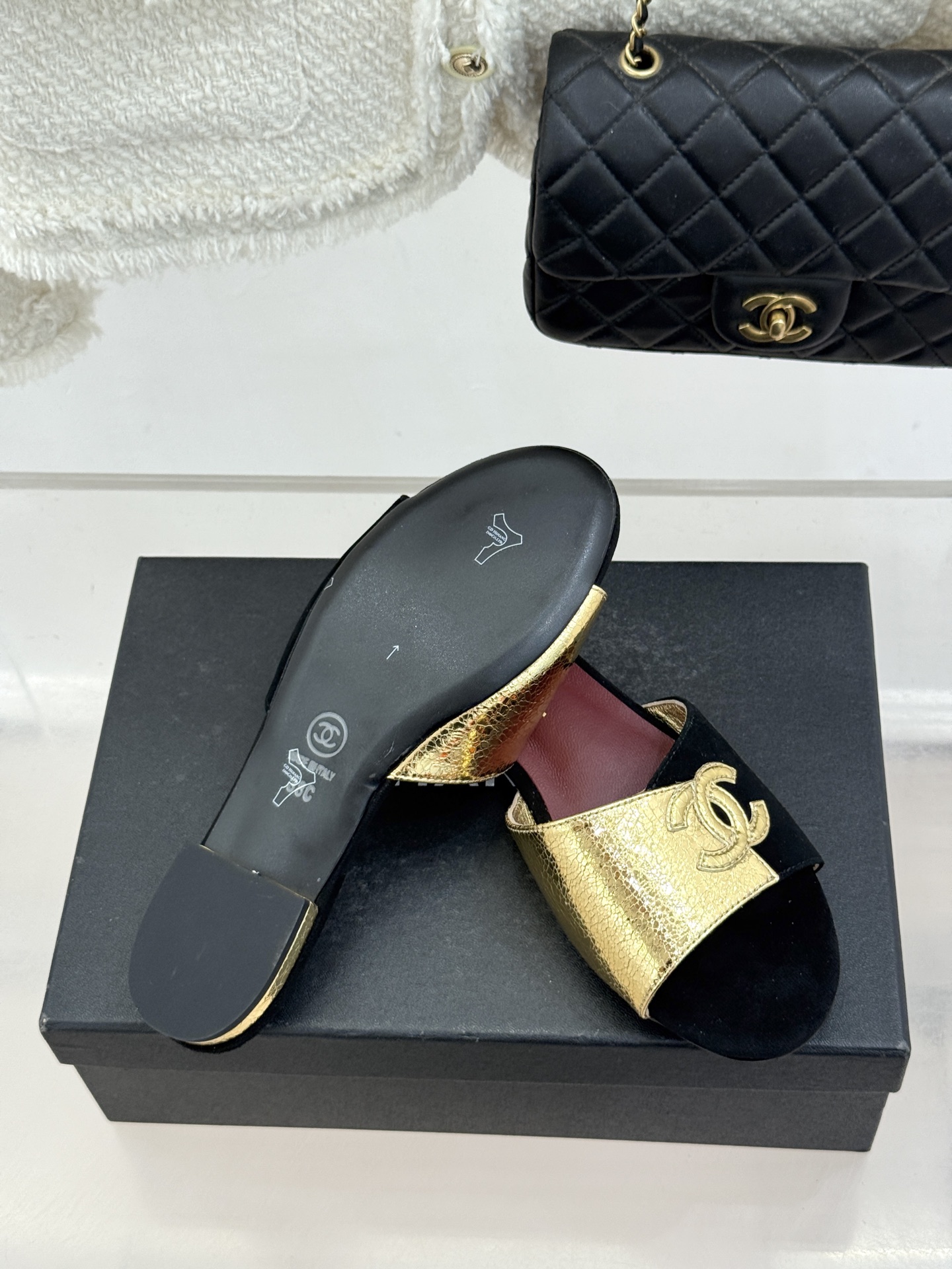 CHANE*｜小香26S双C拼接系列方头拖鞋凉鞋单鞋以拼接美学与复古方头重塑后空凉鞋的优雅范式。利落方头